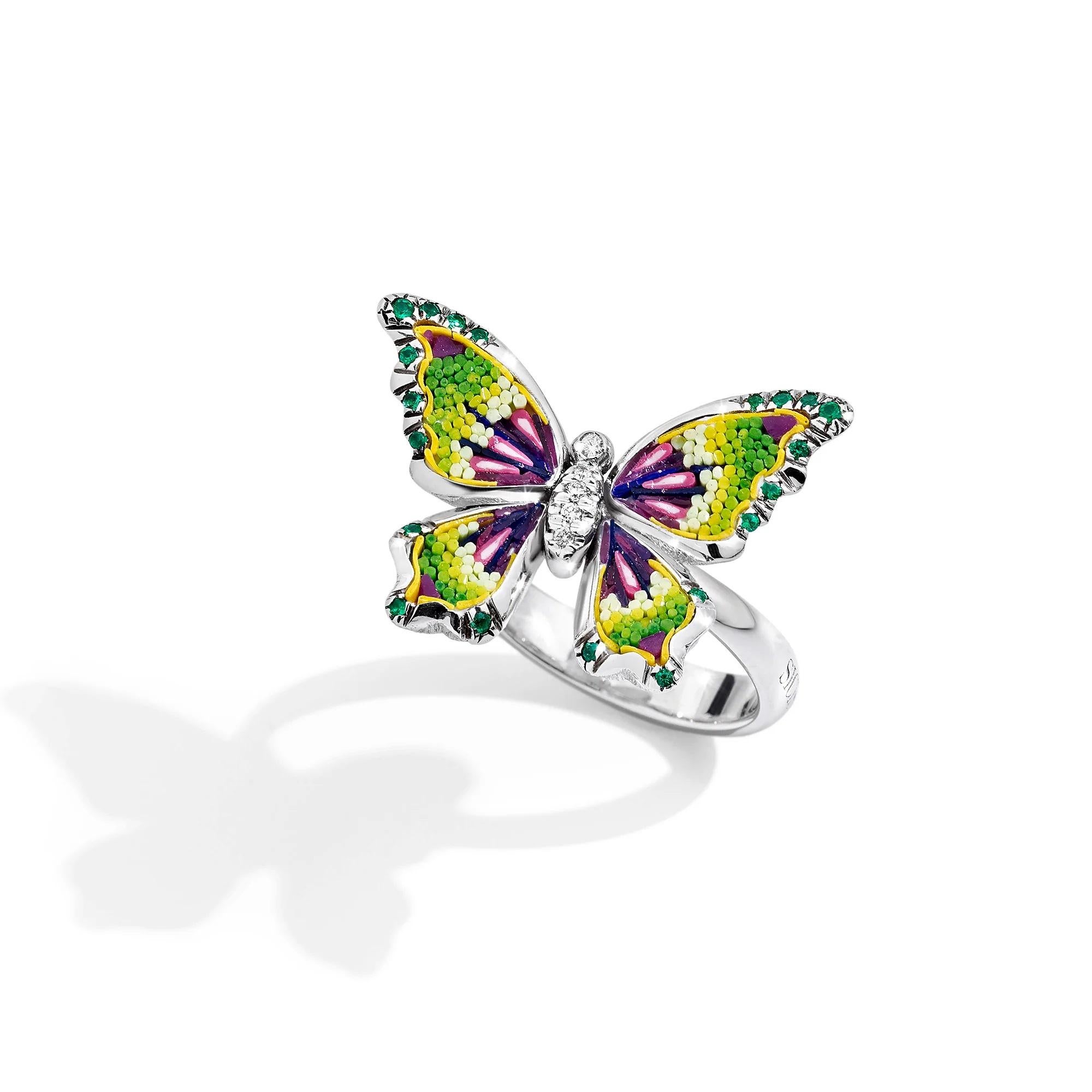 Im Angebot: Schmetterlingsring Weißgold Weiße Diamanten Smaragde von Hand mit Mikromosai verziert () 2