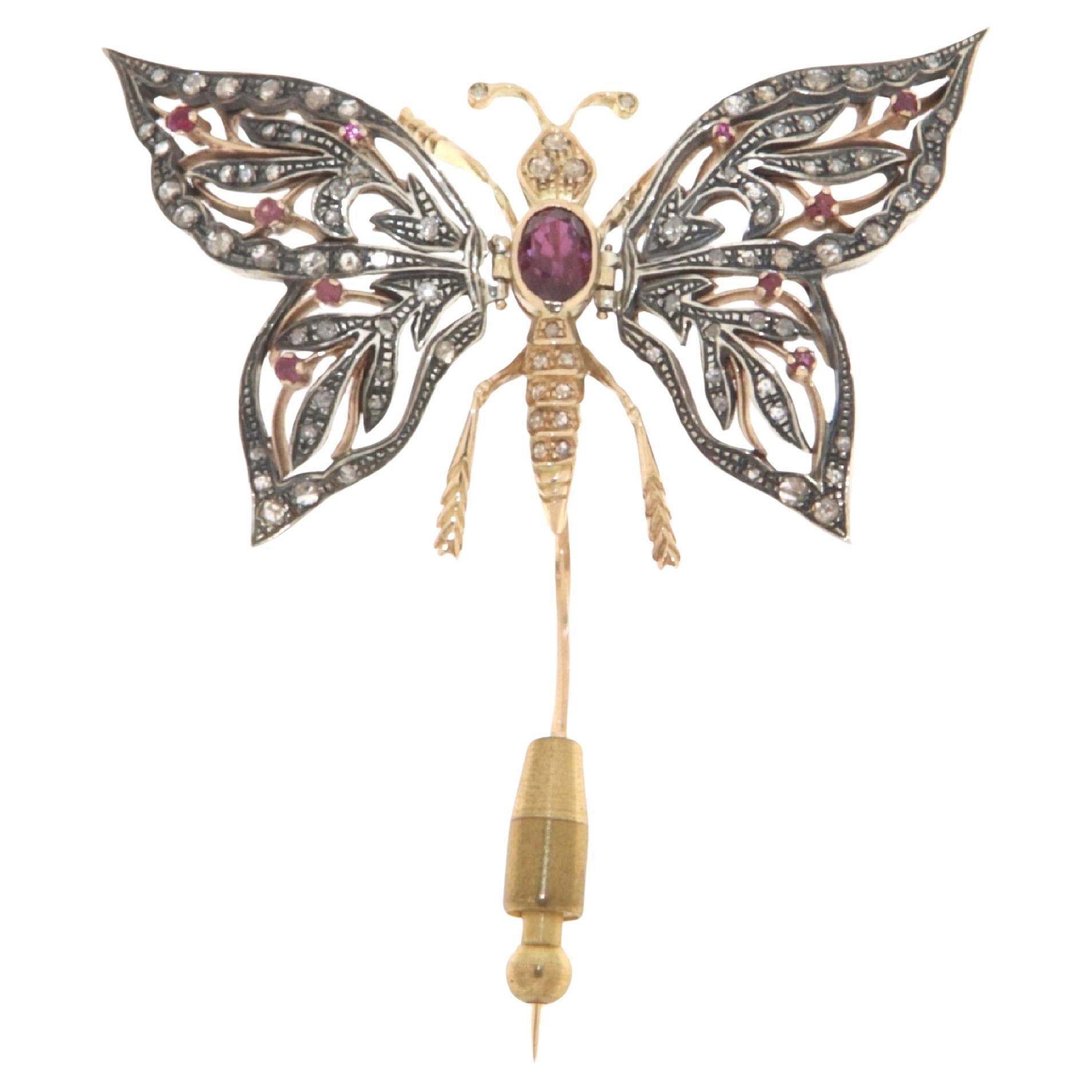 Brosche aus 14 Karat Gelbgold mit Schmetterling-Rubinen und Diamanten