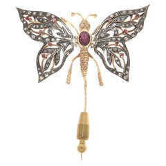 Brosche aus 14 Karat Gelbgold mit Schmetterling-Rubinen und Diamanten