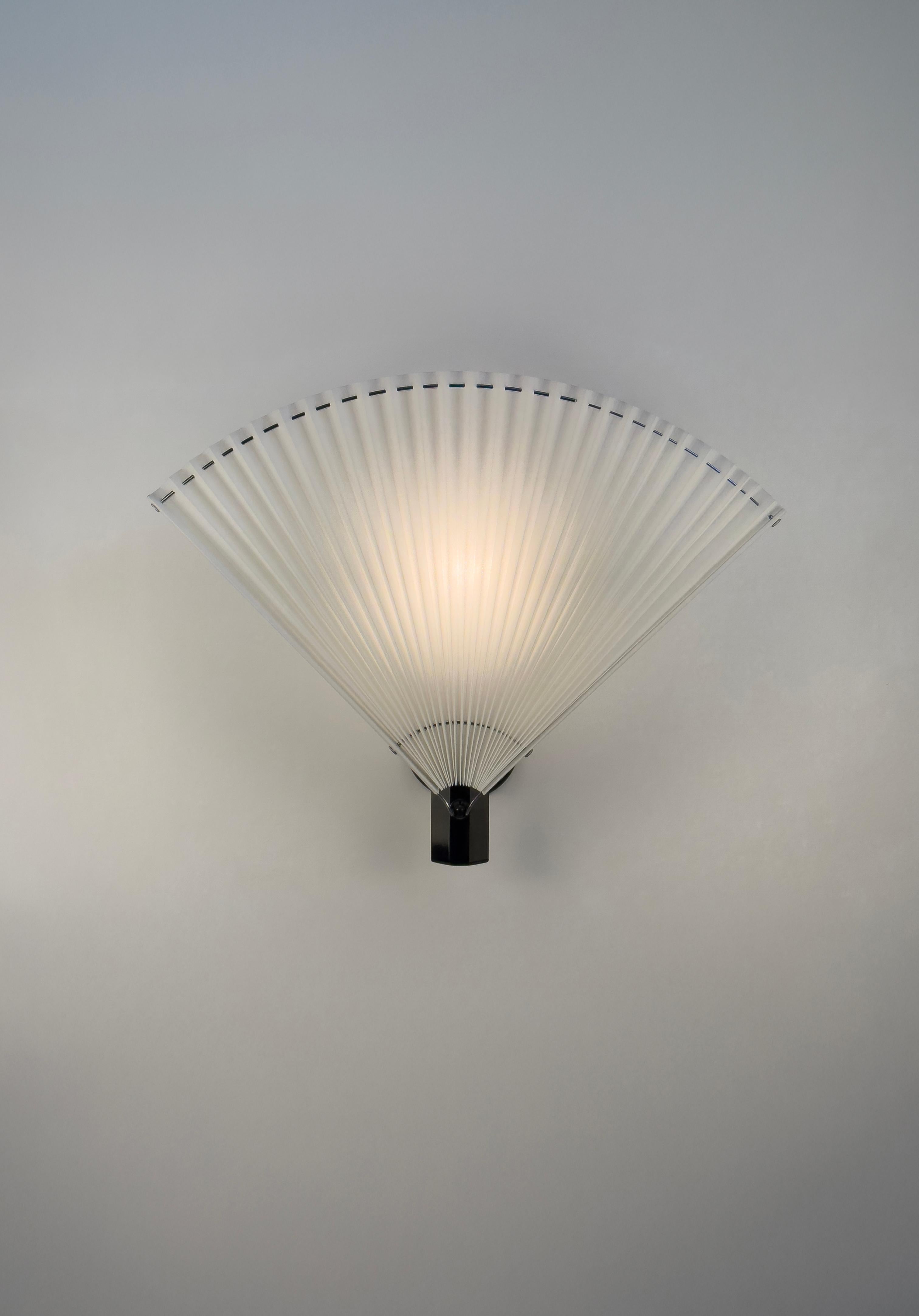 Butterfly Sconce by Tobia and Afra Scarpa for Flos, Italy 1980s

Introducing the breathtaking Butterfly sconce, a true masterpiece designed by the talented duo, Afra and Tobia Scarpa, exclusively for Flos. Immerse yourself in the enchanting allure