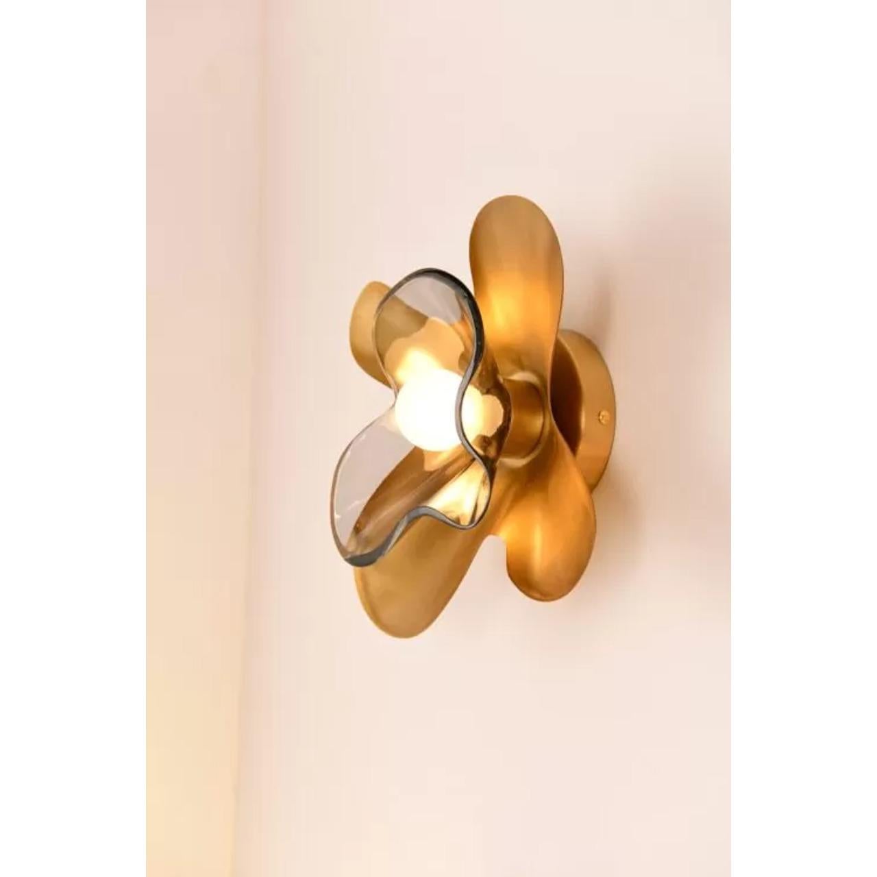Verschönern Sie Ihr Zuhause mit der Butterfly Wandleuchte, einer luxuriösen Verschmelzung von von der Natur inspiriertem Design und moderner Eleganz. Diese Wandleuchte, die den anmutigen Flügeln eines Schmetterlings nachempfunden ist, besteht aus
