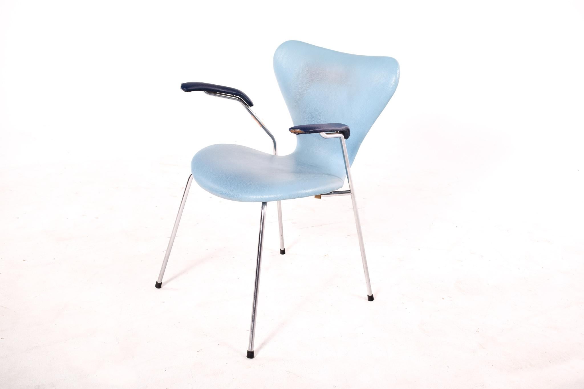 Sseries 7 armchair, Arne Jacobsen design, plywood vinyl lined in blue, produced by Fritz Hansen. Metal structure, seat, armrests and back are made of molded plywood. It's signed underside of the seat.