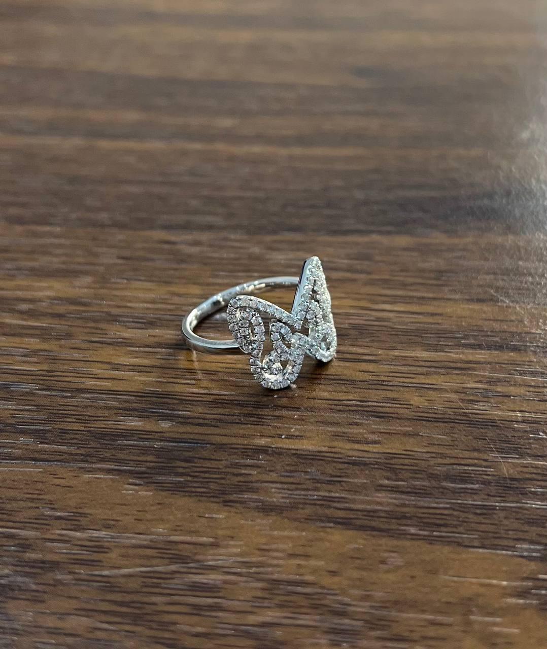 A delicate interplay of elegance and shimmer. This captivating ring  features a graceful butterfly design, encrusted with sparkling Diamonds (0,50 ct) that catch the light from every angle. The intricate detailing of the butterfly wings adds a touch