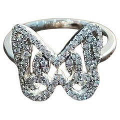 Anillo de oro blanco de 18 quilates con motivo de halo de diamantes engastados en forma de mariposa