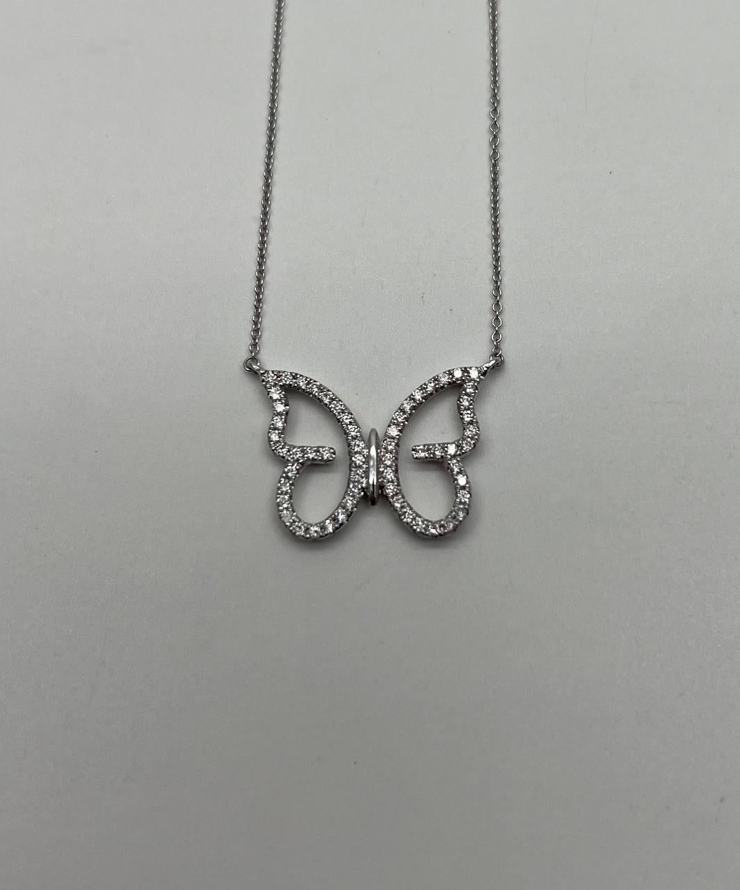 Un superbe collier à pendentif papillon en diamant. Elle présente un délicat design papillon incrusté de 0,85 carats de diamants blancs ronds et brillants, créant un effet étincelant. Le pendentif est réalisé en élégant or blanc 18 carats, ce qui