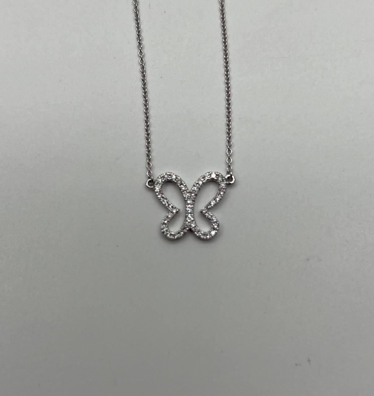 Una delicata collana con ciondolo a farfalla con diamante. Presenta un design a farfalla ornato da 0,25 carati di diamanti bianchi che creano un effetto scintillante. Il ciondolo è realizzato in oro bianco 18 carati, per esaltarne l'eleganza.