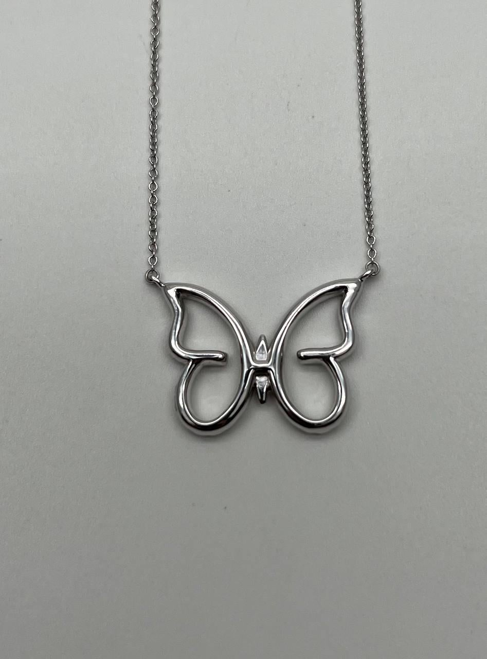 Taille mixte Collier à pendentifs en or blanc 18K serti de diamants Halo Motif Papillon en vente