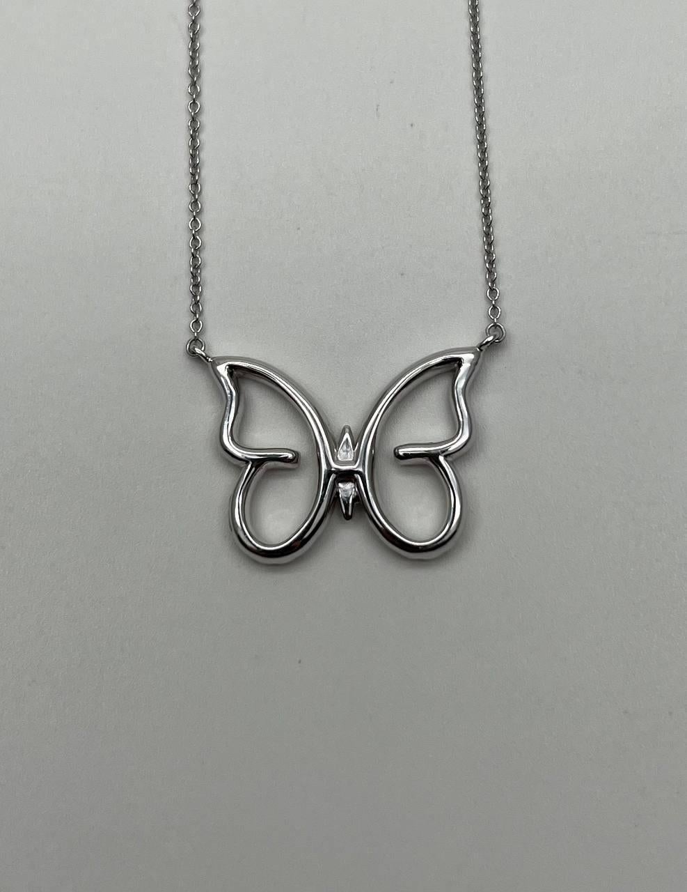 Collier à pendentifs en or blanc 18K serti de diamants Halo Motif Papillon Neuf - En vente à Oakton, VA