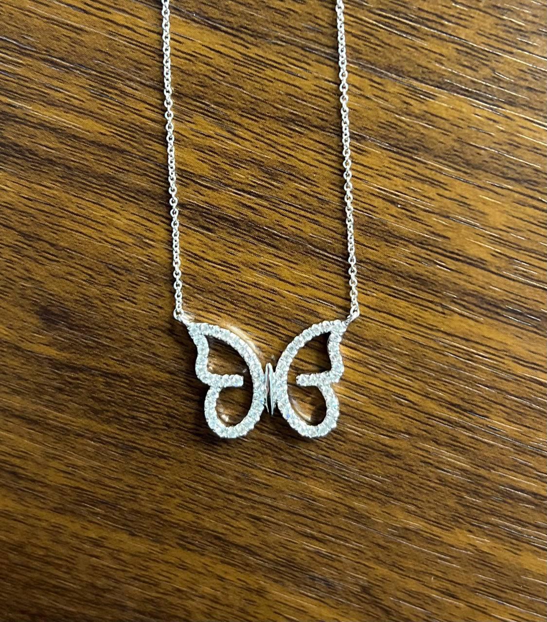 Collier à pendentifs en or blanc 18K serti de diamants Halo Motif Papillon Pour femmes en vente