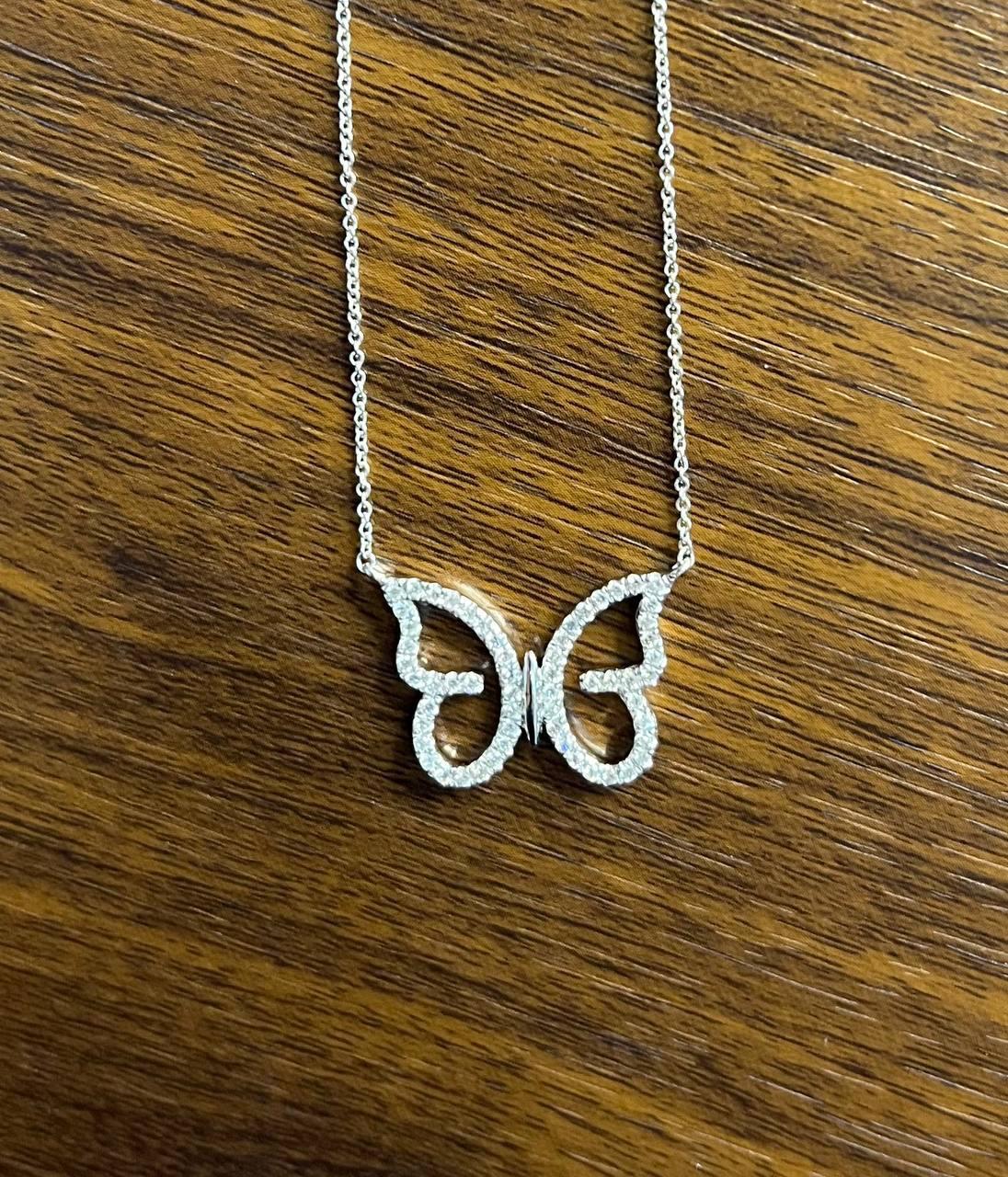 Collier à pendentifs en or blanc 18K serti de diamants Halo Motif Papillon en vente 1