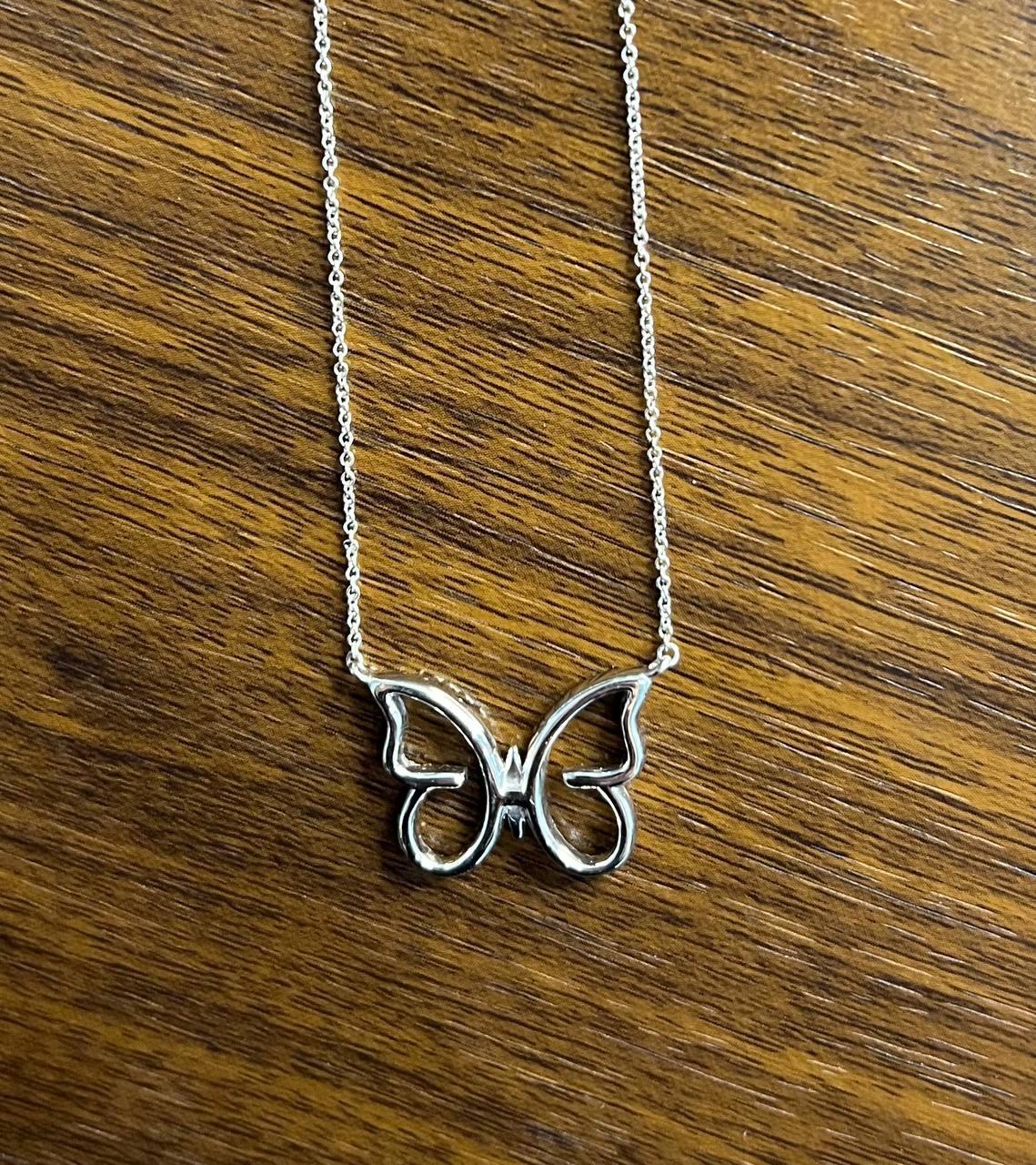 Collier à pendentifs en or blanc 18K serti de diamants Halo Motif Papillon en vente 2