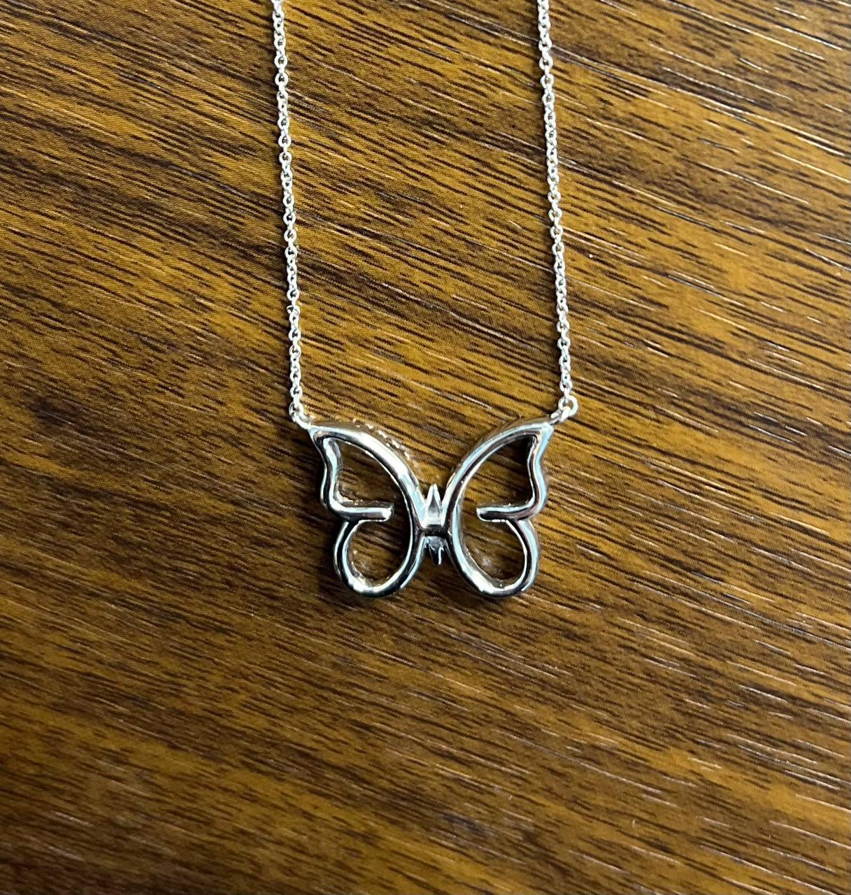 Collier à pendentifs en or blanc 18K serti de diamants Halo Motif Papillon en vente 3