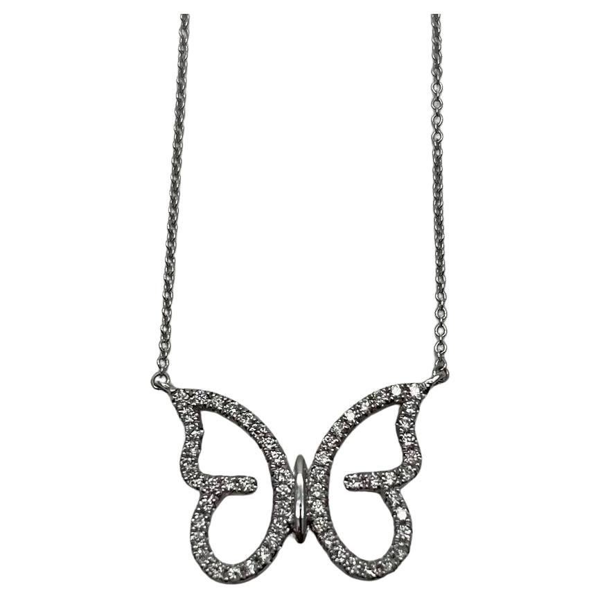 Collar con cadena colgante de oro blanco de 18 quilates con diamantes engastados en forma de mariposa y motivo halo