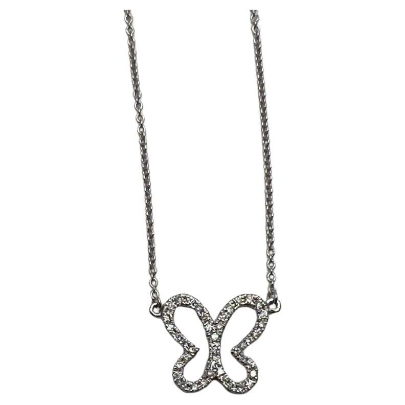 Collar con cadena colgante de oro blanco de 18 quilates con diamantes engastados en forma de mariposa y motivo halo
