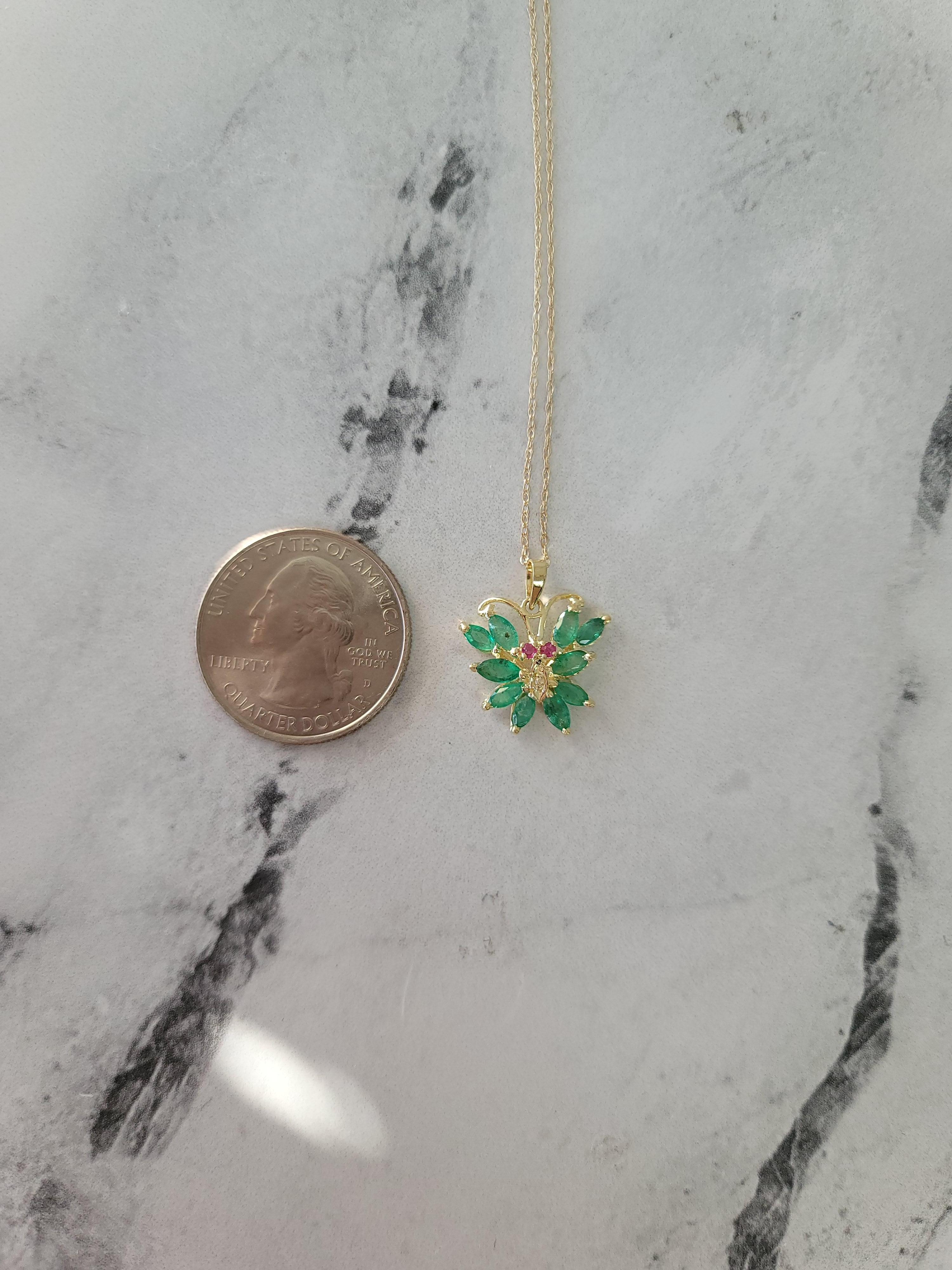 Taglio marquise Collana con smeraldo e rubino a forma di farfalla in vendita