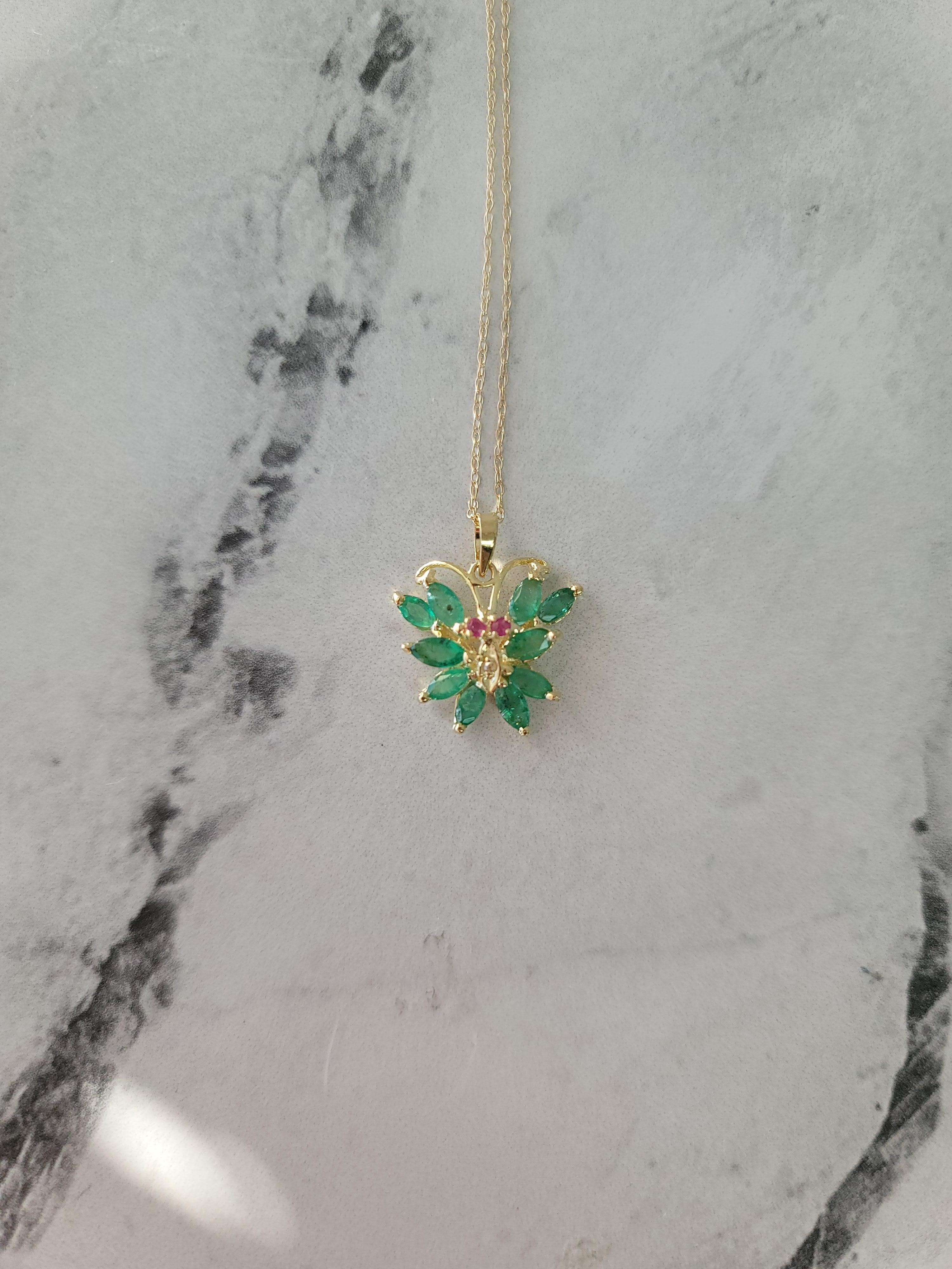 Collana con smeraldo e rubino a forma di farfalla In condizioni Nuovo in vendita a Sugar Land, TX
