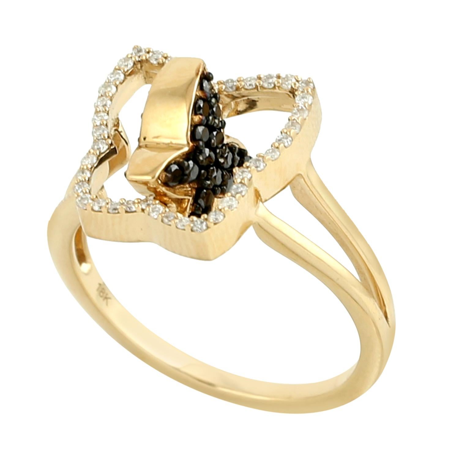Art déco Bague en or jaune 18k en forme de papillon pavée de saphirs bleus et de diamants en vente