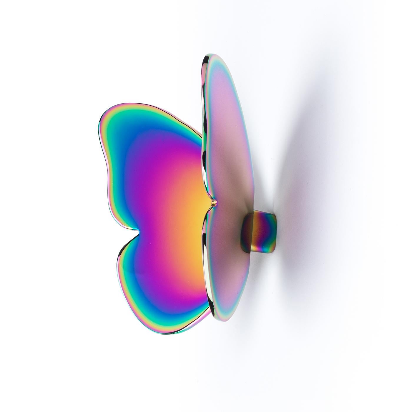 L'appendiabiti Butterfly unisce un design giocoso a un'elegante funzionalità. Realizzato in ottone, questo appendiabiti presenta una vibrante finitura multicolore che offre una nuova prospettiva alla decorazione delle pareti. Ideale per aggiungere