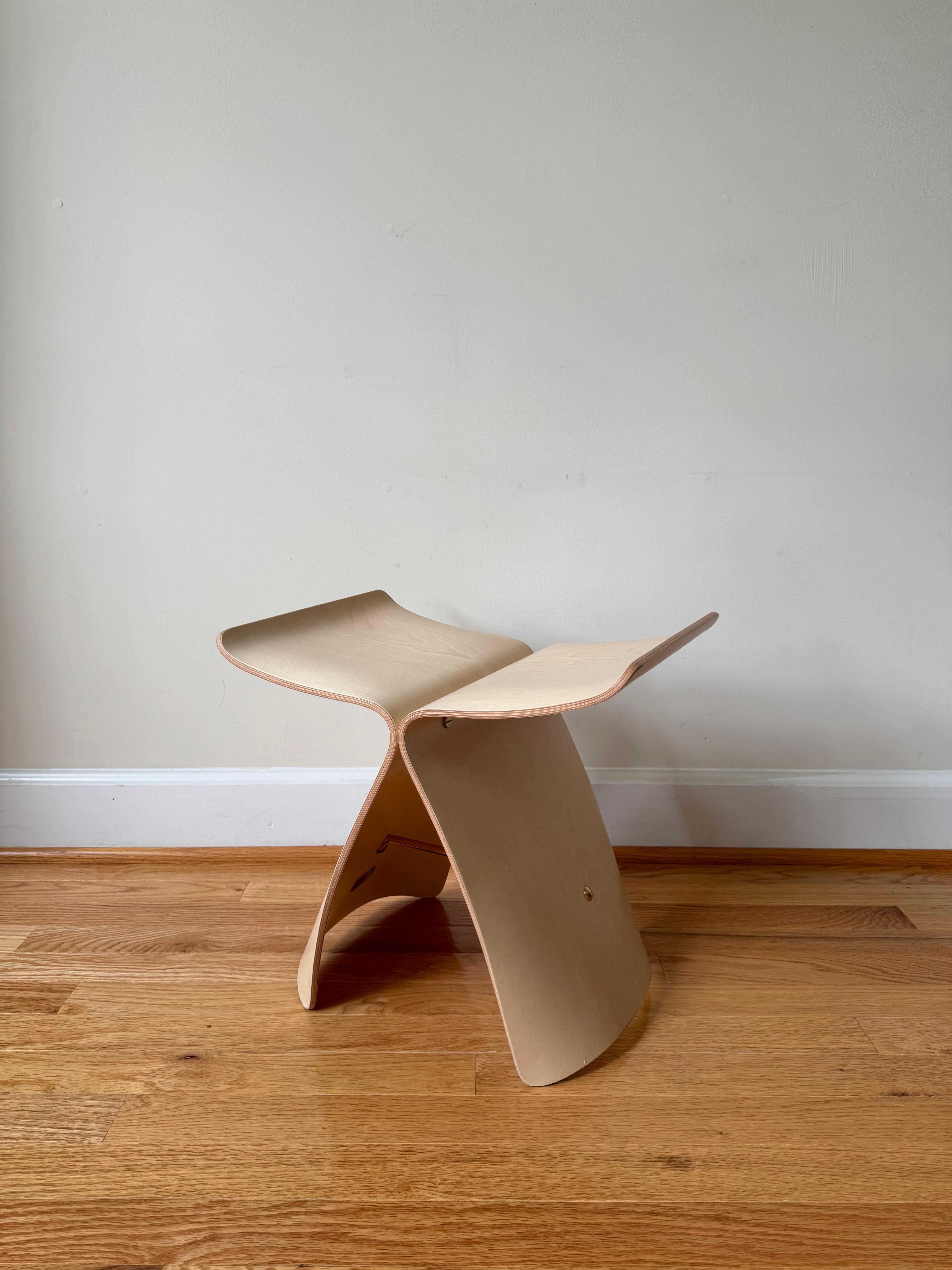 Butterfly stool by Sori Yanagi In Excellent Condition For Sale In Centreville, VA