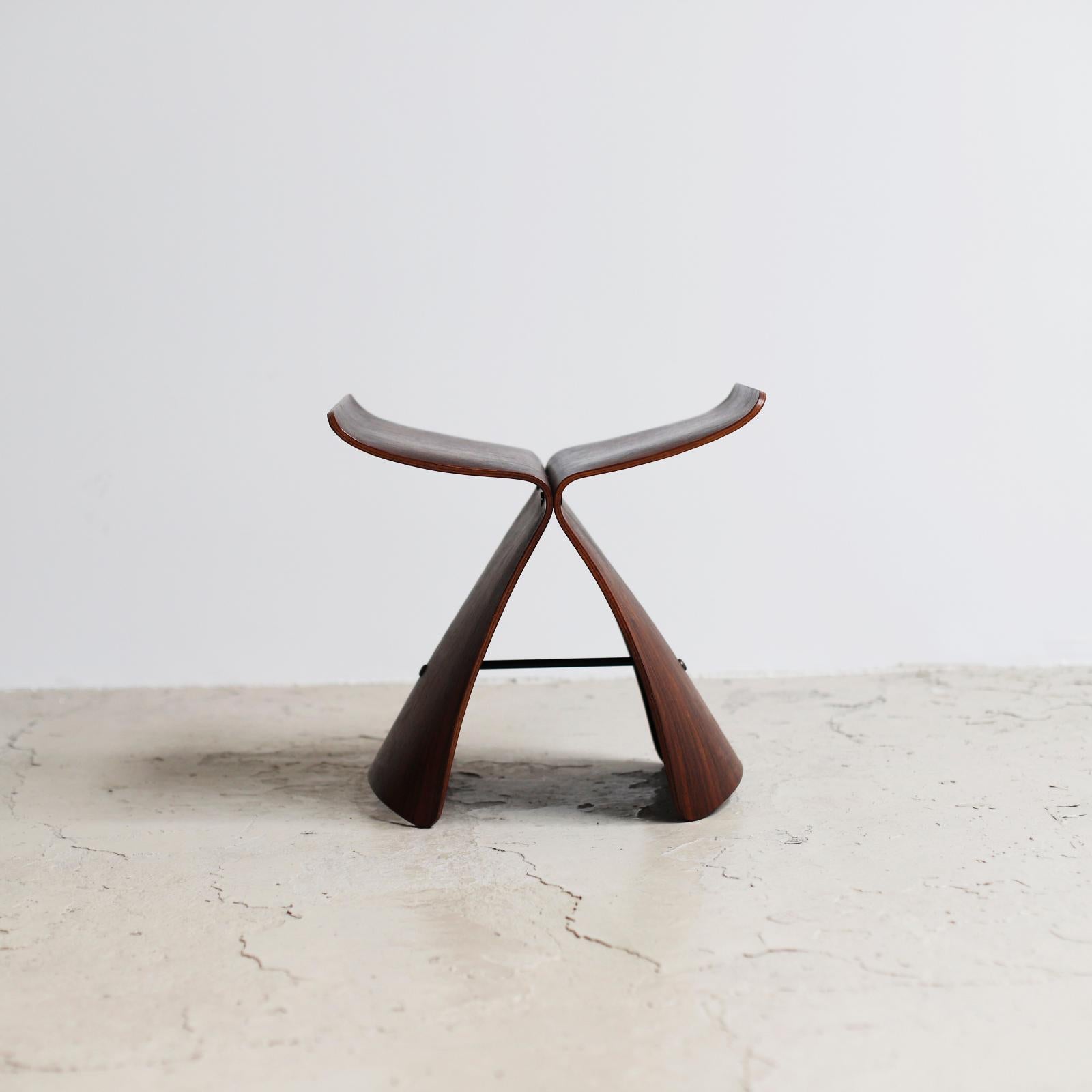Rare butterfly stool designed by Sori Yanagi, manufactured by Tendo in Japan.
The work was published in 1956.
The oval Tendo (????) seals were used in the 1950s and 1960s.