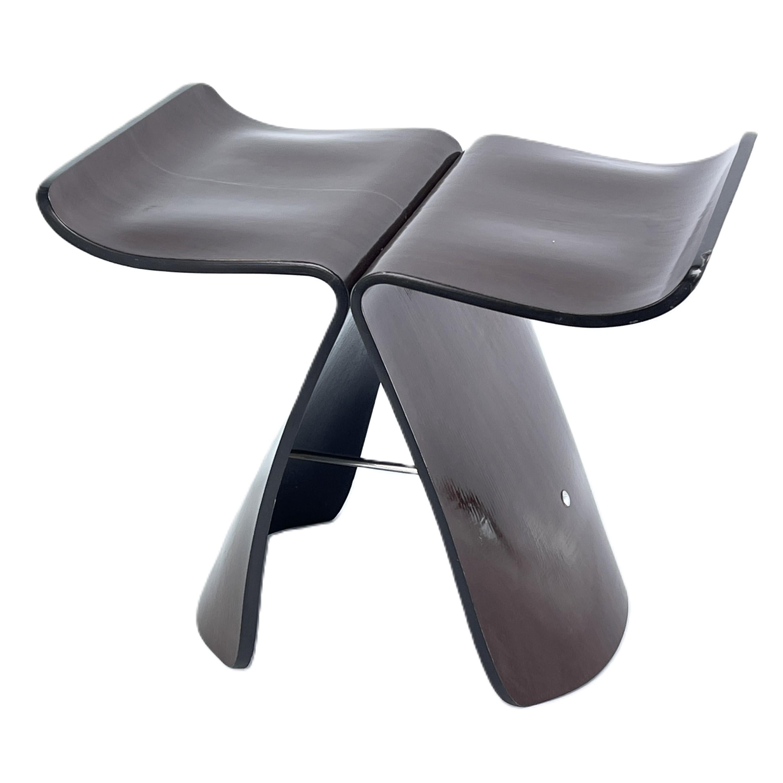 BUTTERFLY Stool Stool Chair Design Sori Yanagi Stool

The “BUTTERFLY” stool by Sori Yanagi combines elegance and functionality in a timeless design. Inspired by the beauty and lightness of a butterfly, this stool presents itself as a harmonious