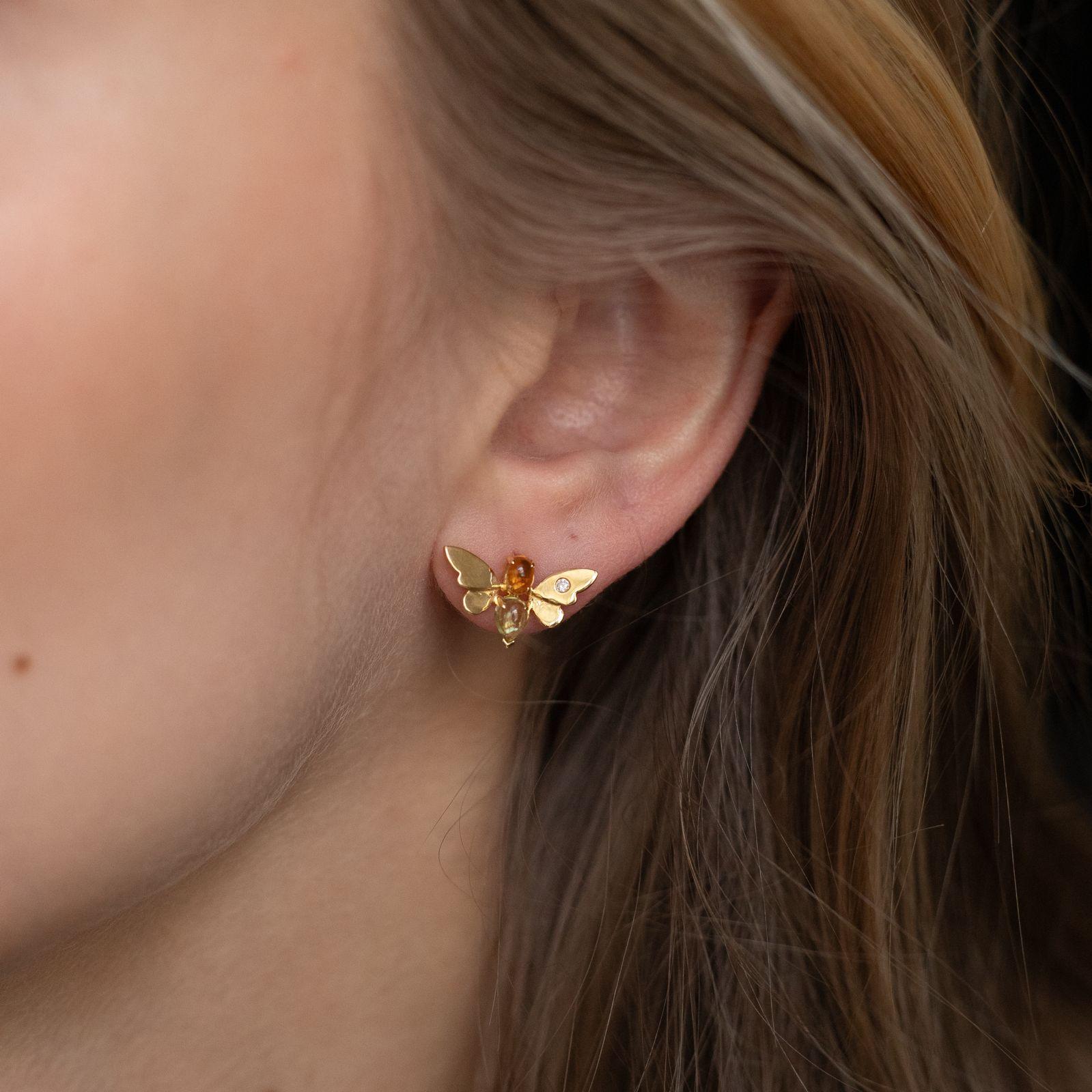 Cabochon Orecchini a farfalla con perno, peridoto e diamanti in oro giallo 18 carati in vendita