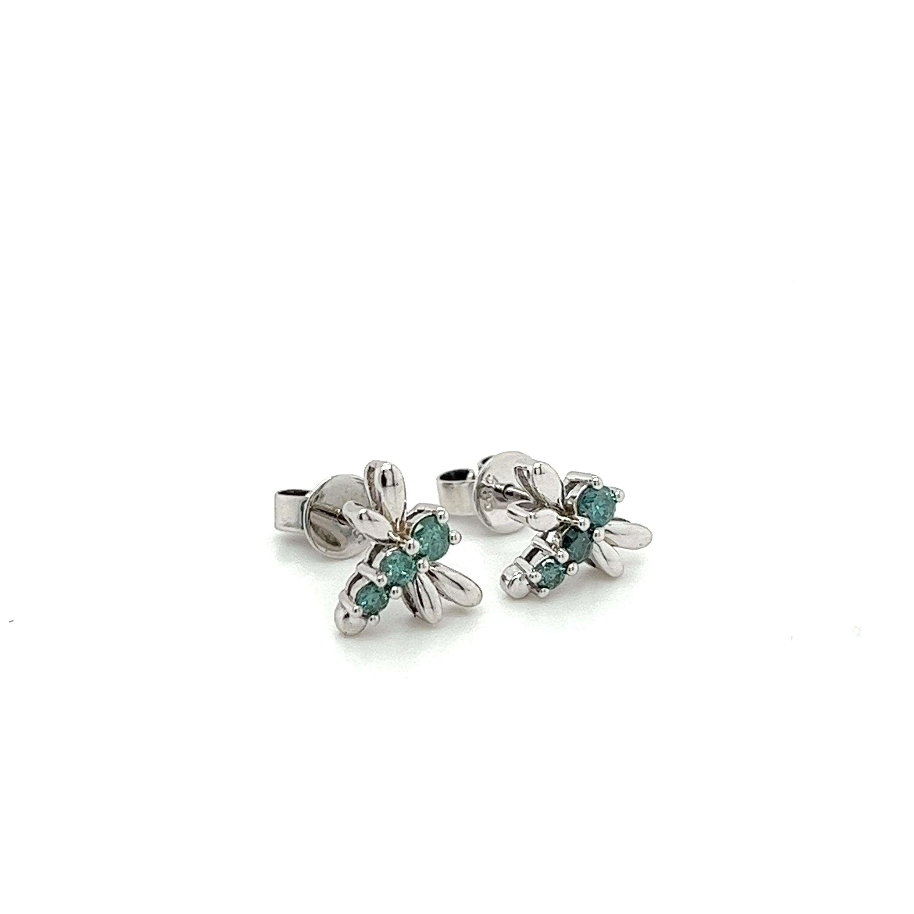 Taille ronde Clous d'oreilles libellule en or blanc 14 carats et diamants bleus en vente