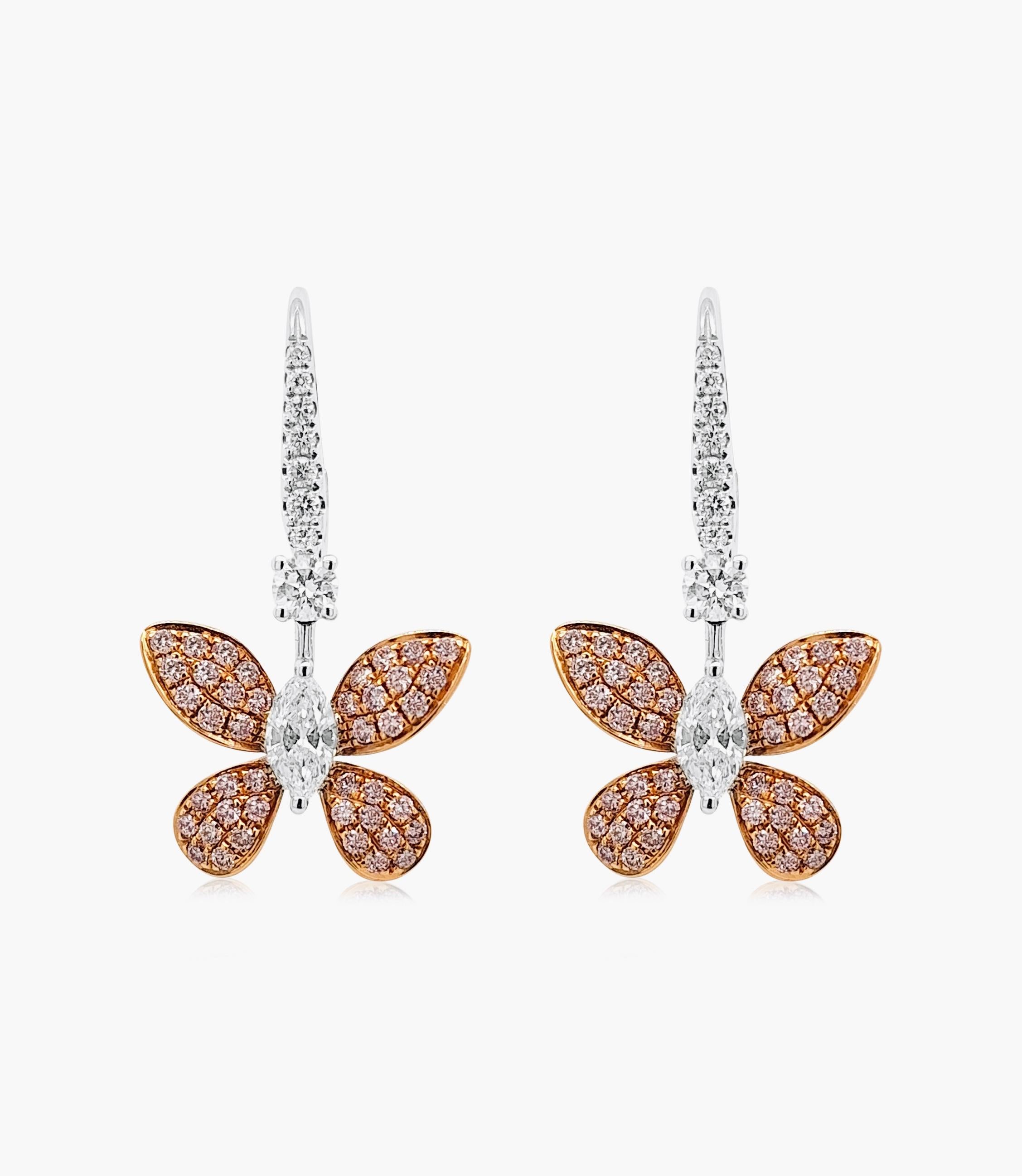 Pendientes de diamante rosa estilo mariposa con diamantes marquesa blancos y diamantes redondos blancos, este pendiente es un complemento elegante para una colección de joyas chic.

Diamante rosa redondo talla brillante- 0,52 cts
Diamantes marquesa