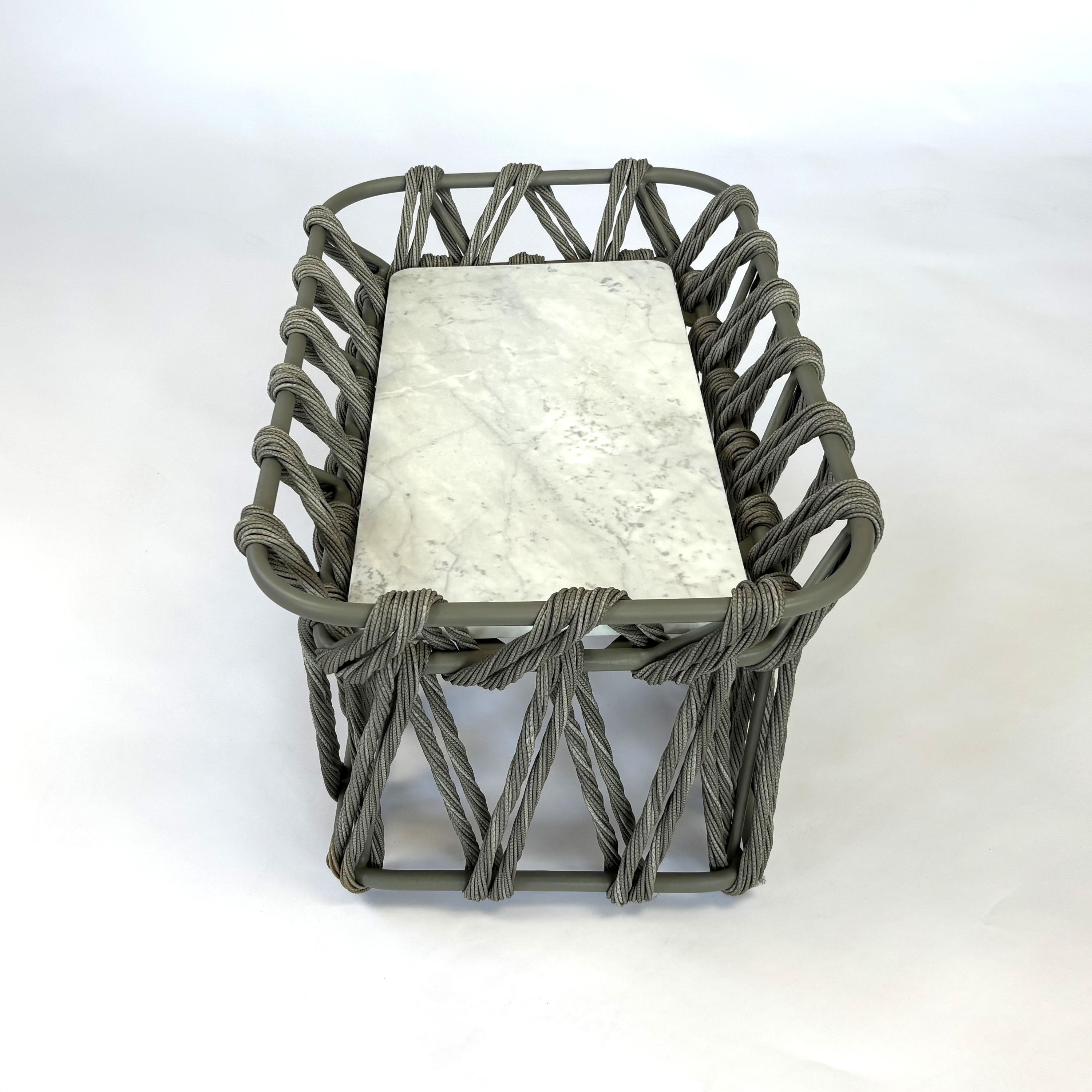 Butterfly Table di Patricia Urquiola per B&B Italia
2015

Tavolino adatto all'uso esterno.
Alluminio con verniciatura a polvere grigia, intreccio di fibre di polietilene, marmo (finitura naturale)

