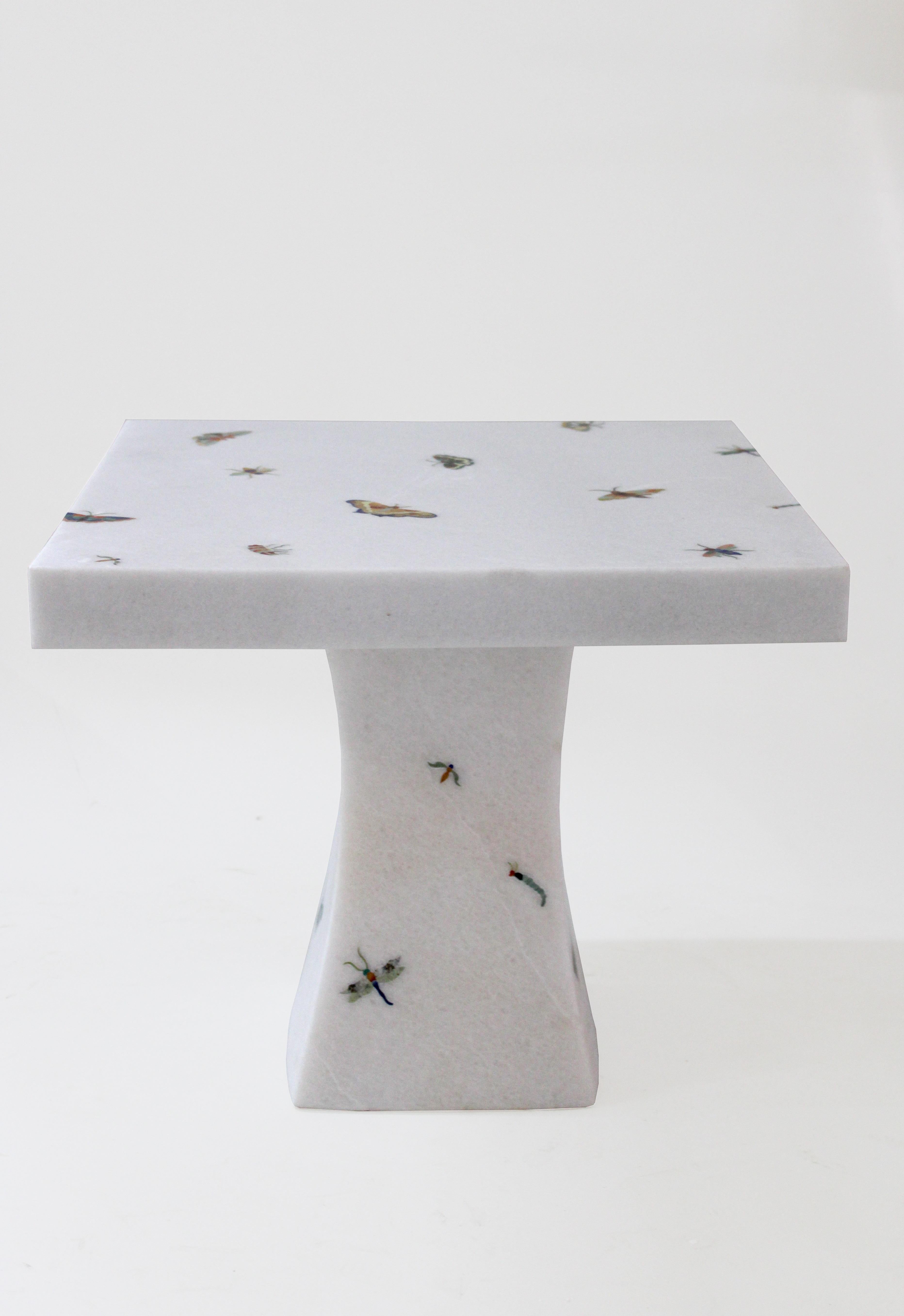 Table à incrustation de papillons en marbre blanc fabriquée à la main en Inde par Stephanie Odegard en vente 3