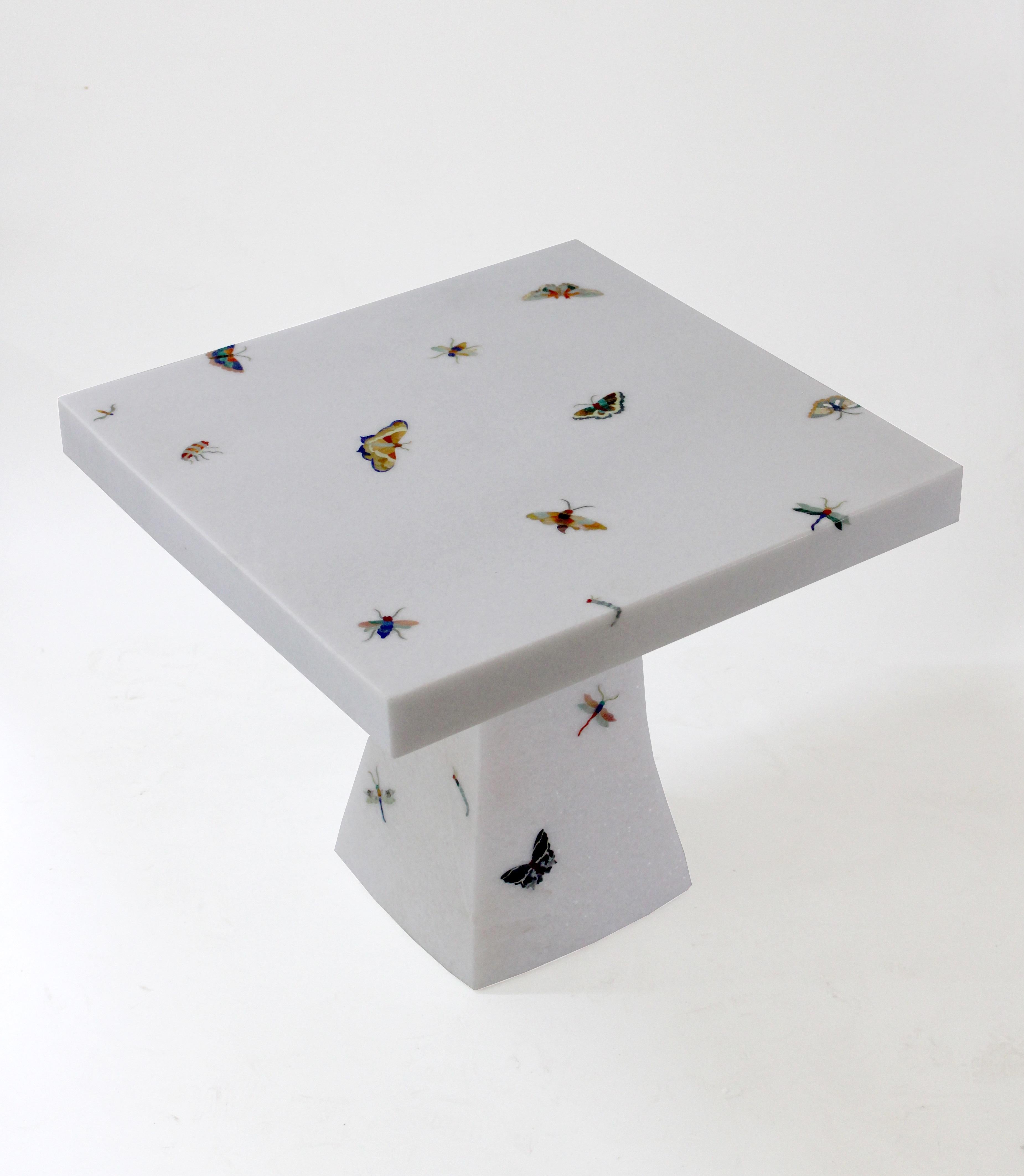 Table à incrustation de papillons en marbre blanc fabriquée à la main en Inde par Stephanie Odegard en vente 4