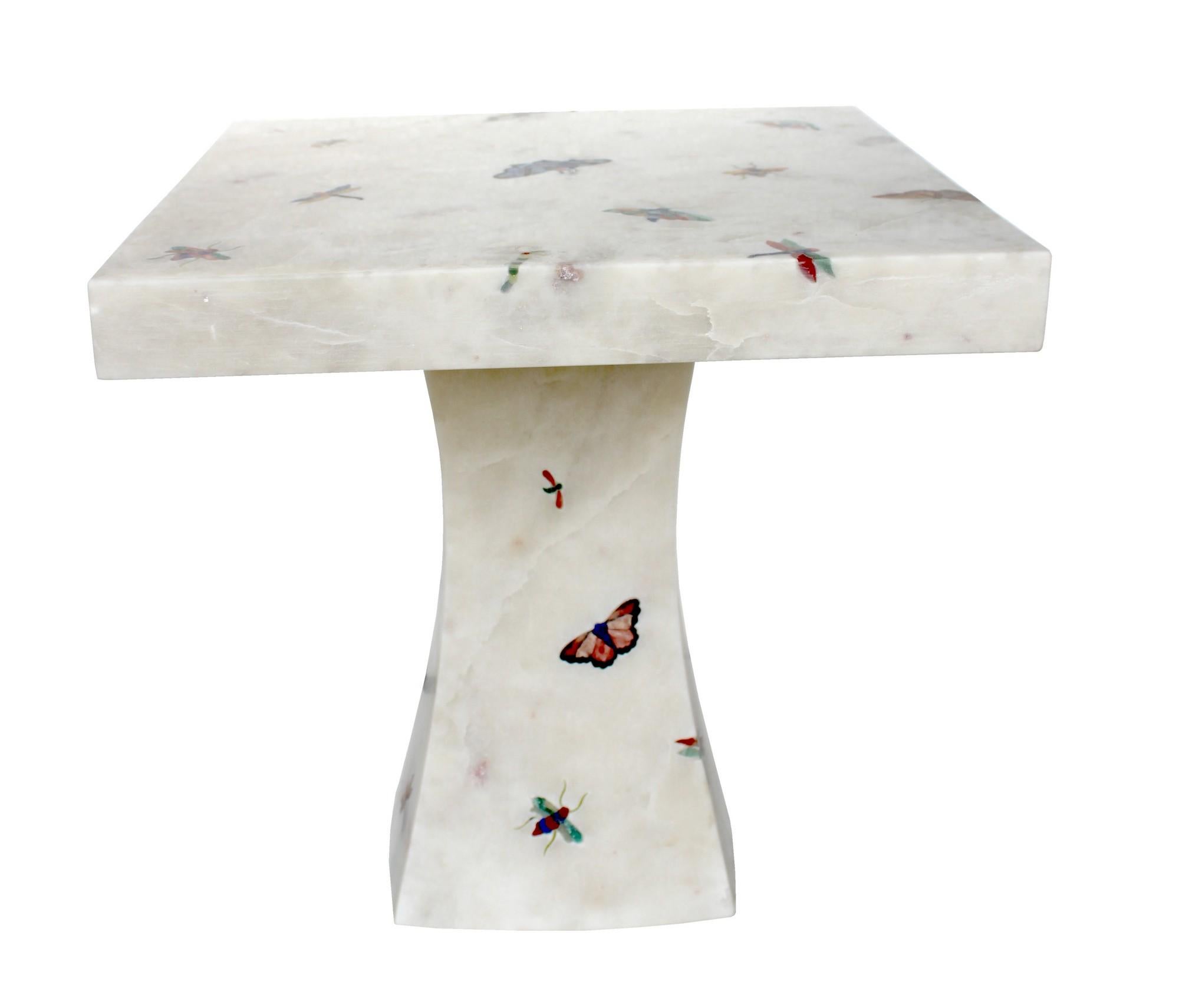 La table Butterfly fait partie de la collection Ornamenti. Des morceaux délicatement taillés d'agate, d'œil de tigre, de nacre et d'autres pierres semi-précieuses sont façonnés en motifs de papillon et soigneusement incrustés dans la pierre de base