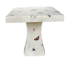 Tavolo con intarsio di farfalle in marmo bianco realizzato a mano in India da Stephanie Odegard
