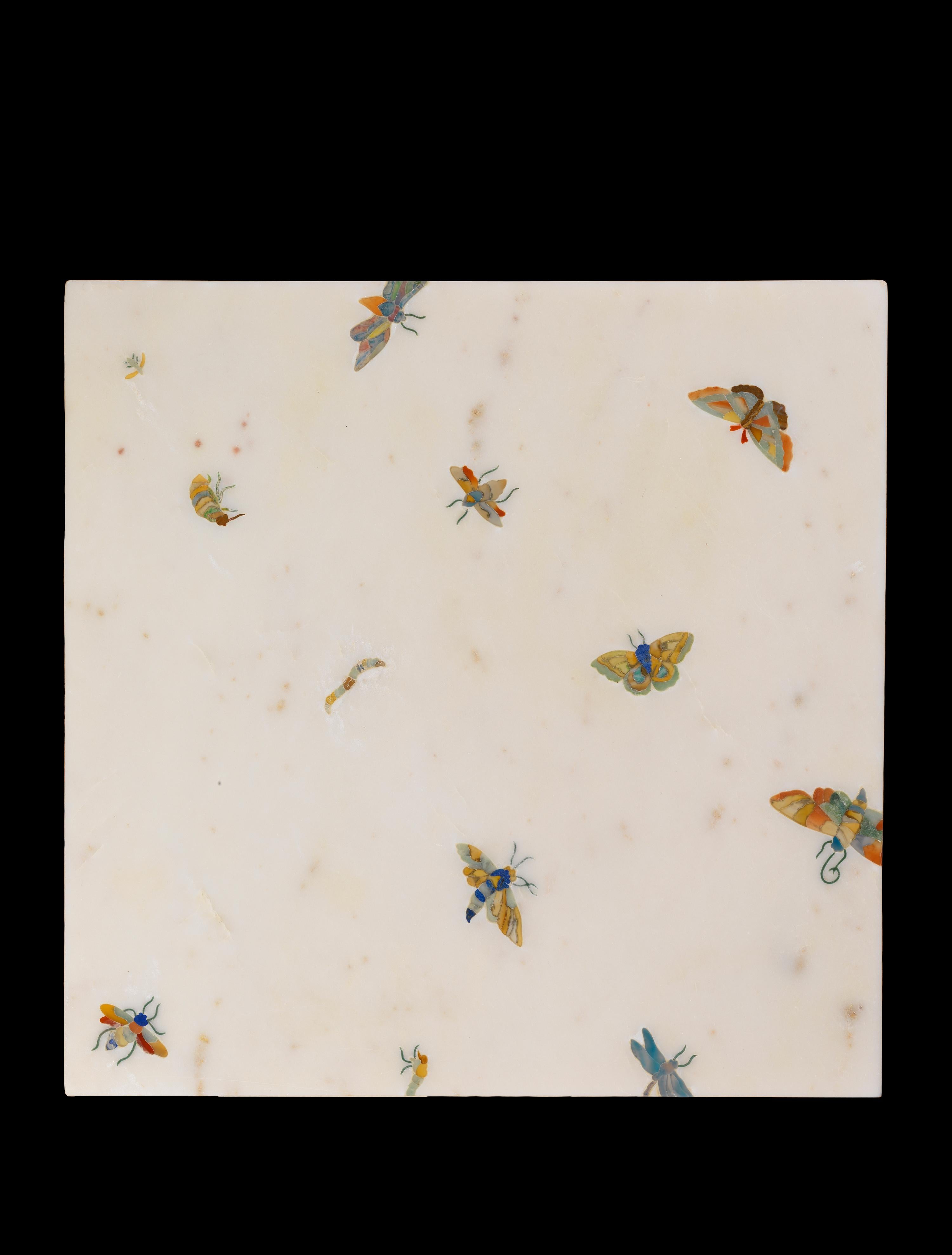 Table à incrustation de papillons en marbre blanc fabriquée à la main en Inde par Stephanie Odegard en vente 1