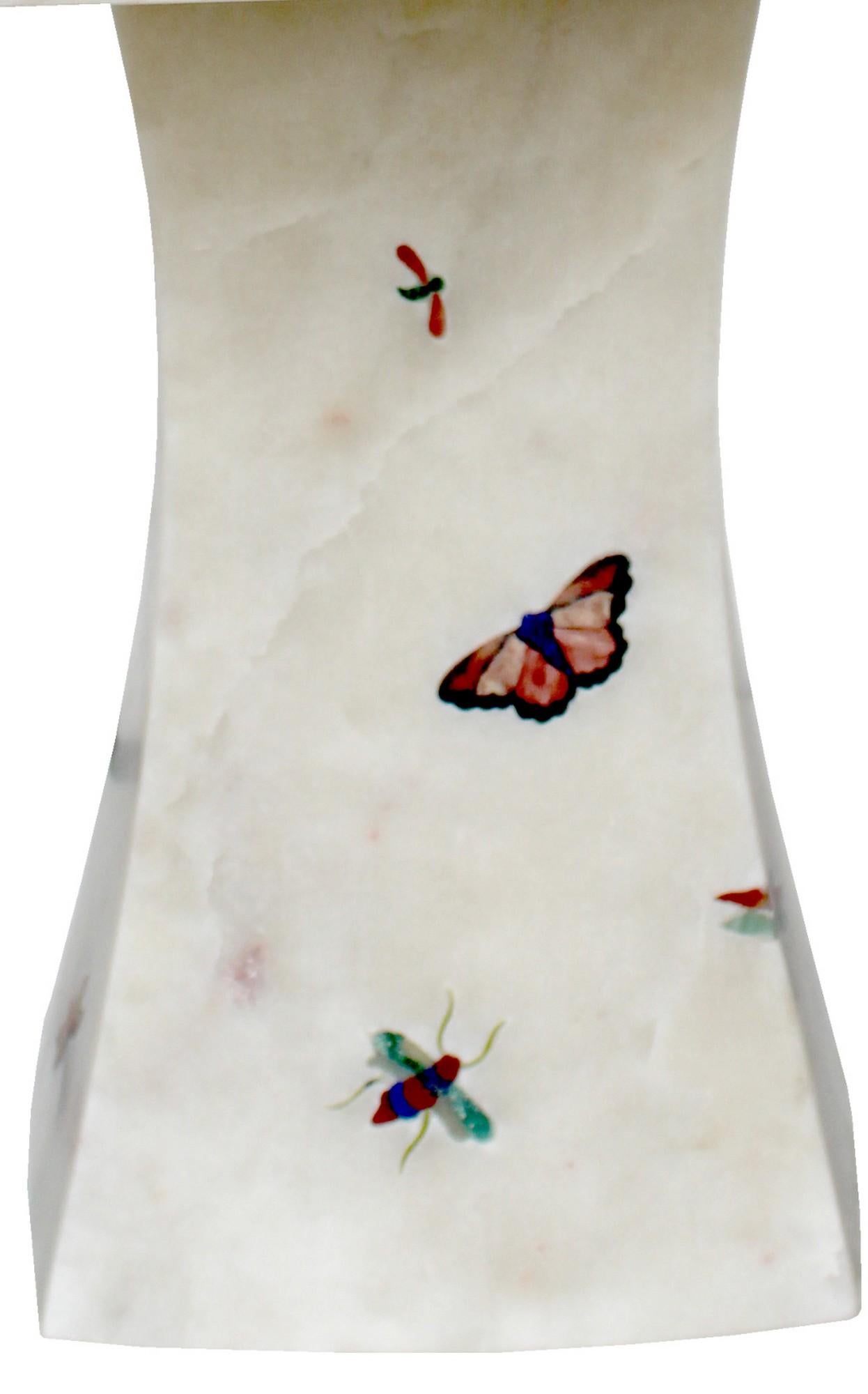 Autre Table à incrustation de papillons en marbre blanc fabriquée à la main en Inde par Stephanie Odegard en vente