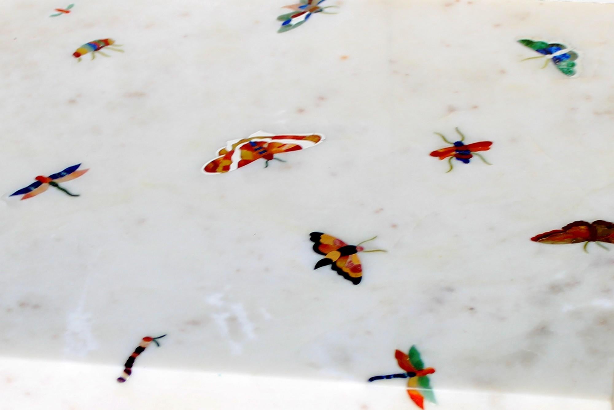 Américain Table à incrustation de papillons en marbre blanc fabriquée à la main en Inde par Stephanie Odegard en vente