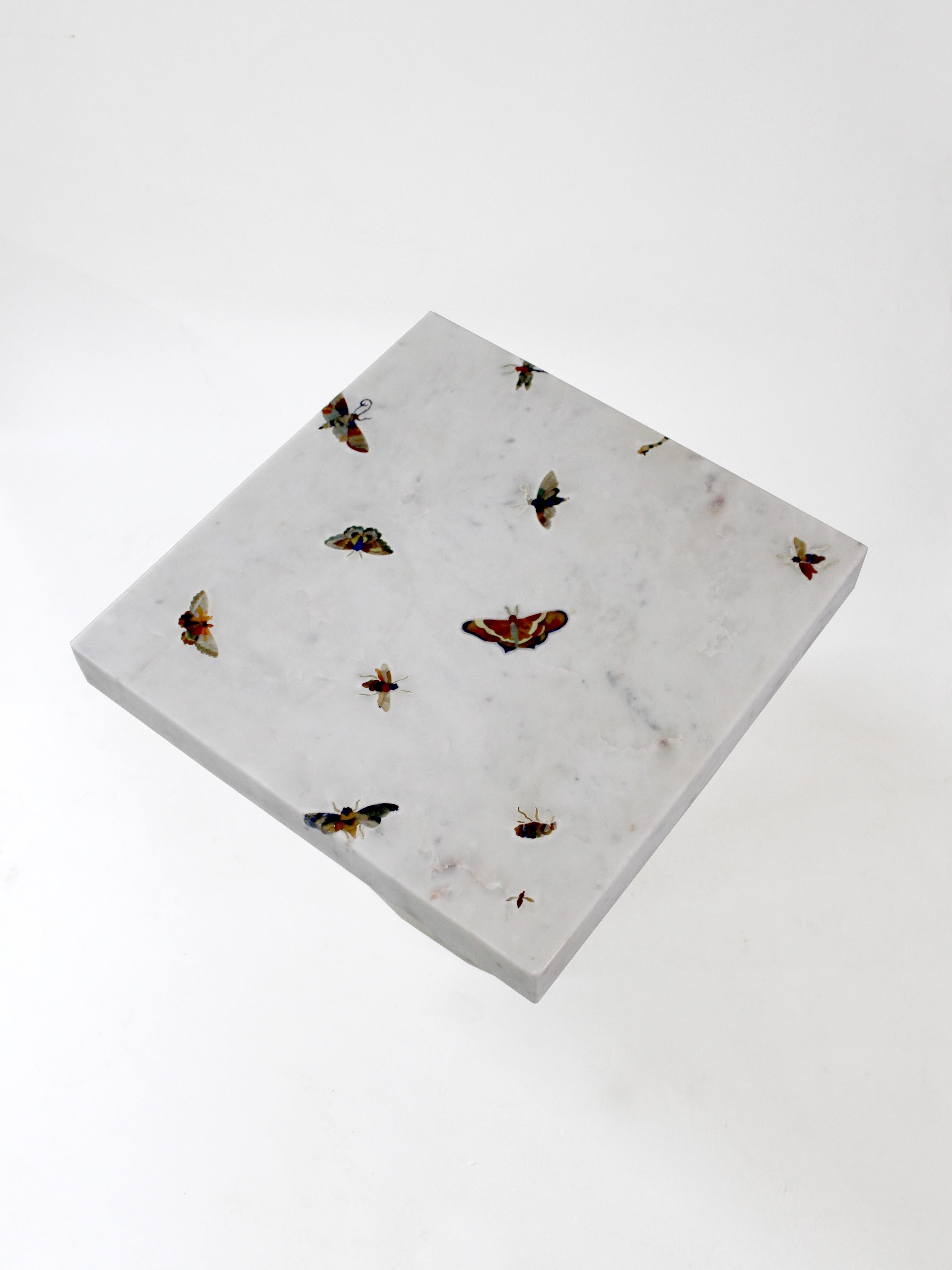 Marbre Table à incrustation de papillons en marbre blanc fabriquée à la main en Inde par Stephanie Odegard en vente