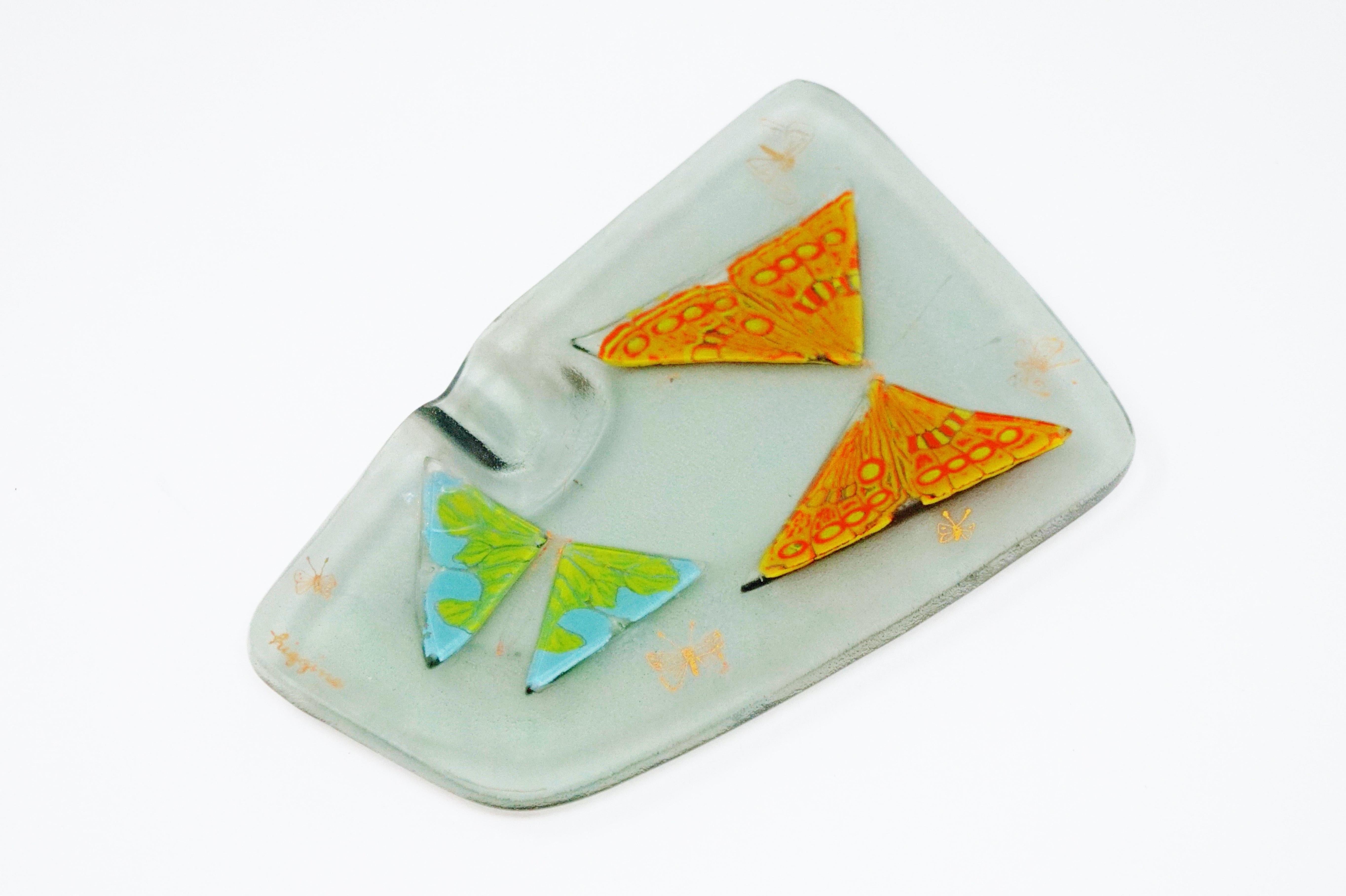 A fused glass ashtray by Michael and Francis Higgins circa 1950s with butterfly motif. 

Signed “Higgins”

Measures approximate: 4.5