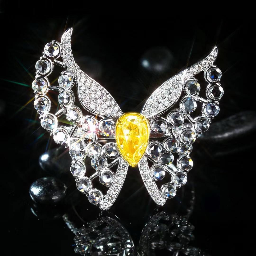 Trio di farfalle - Indossare: diamante giallo a forma di goccia da 1ct Mastery

Diamante giallo A. Stone: D1.000ct
Diamante naturale: d1.536ct
Peso totale: 9,08 grammi

Questo gioiello a forma di farfalla è una vera meraviglia. Il centro è