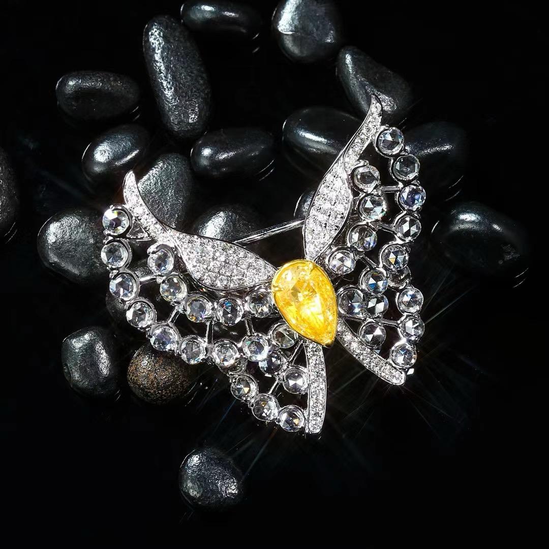 Moderno Trio di farfalle - Indossare: diamante giallo a forma di goccia da 1ct Mastery in vendita
