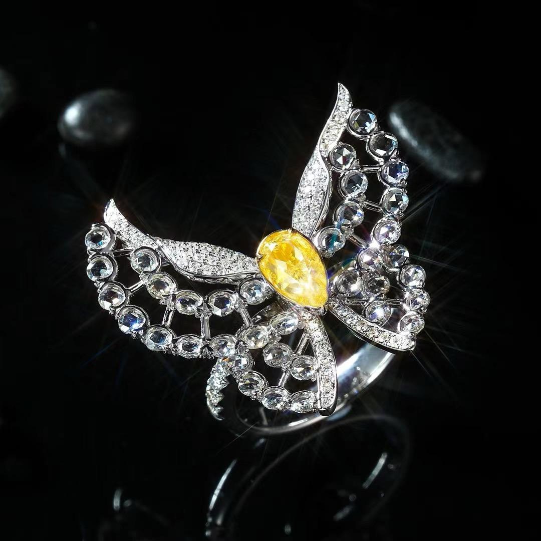 Trio di farfalle - Indossare: diamante giallo a forma di goccia da 1ct Mastery In condizioni Nuovo in vendita a Kowloon, HK