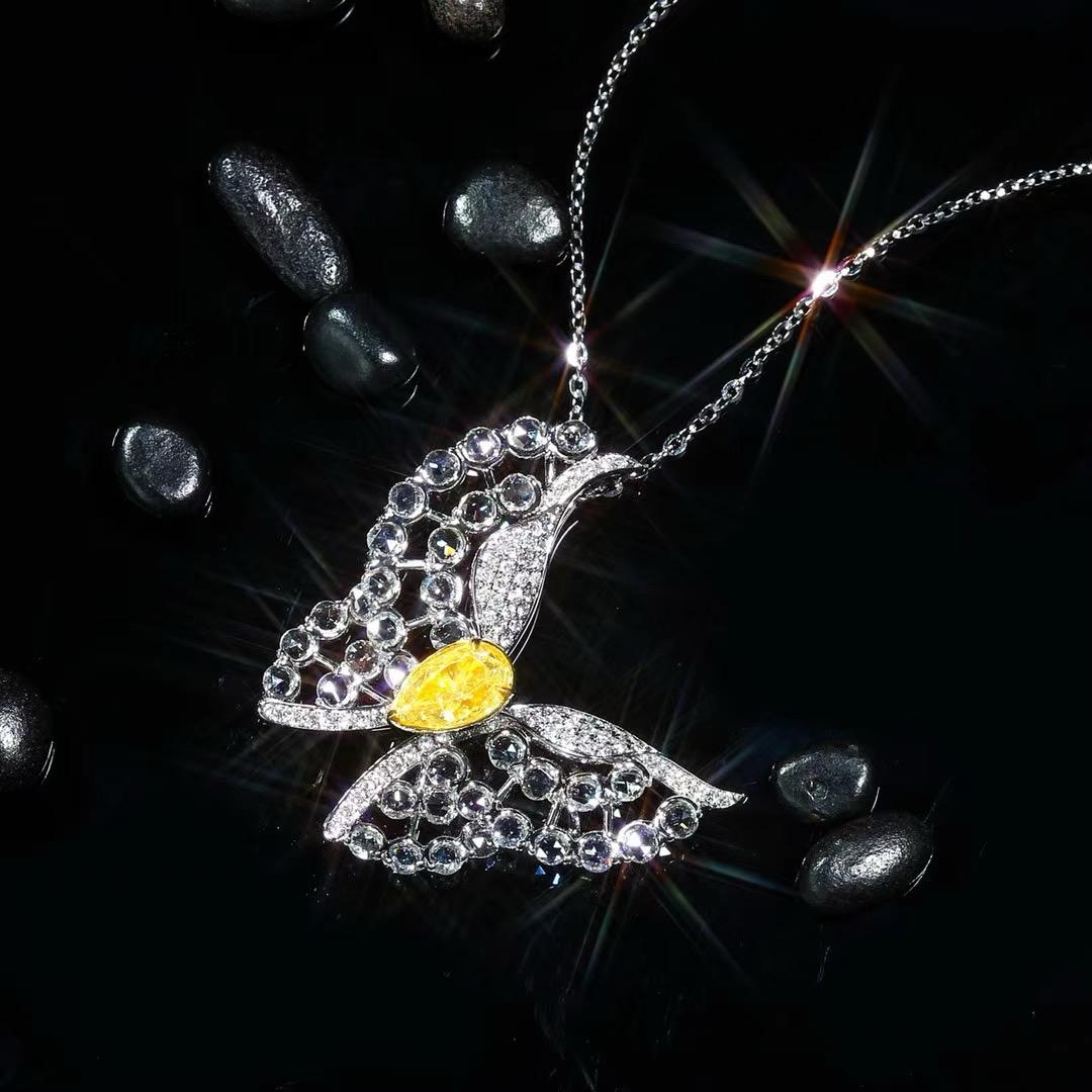Trio di farfalle - Indossare: diamante giallo a forma di goccia da 1ct Mastery in vendita 1