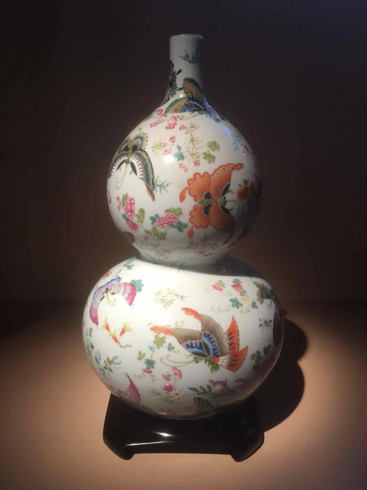 Lovely butterfly motif vase with multiple colors. 
Yuan Cheng (circa 1723 -1735) mark on the bottom
Vase is dated republic period circa 1912-1949
Gourd-Shaped
Material: Ceramic glazed
Origin: China
Age: Republic period, circa 1912-1949
Size: