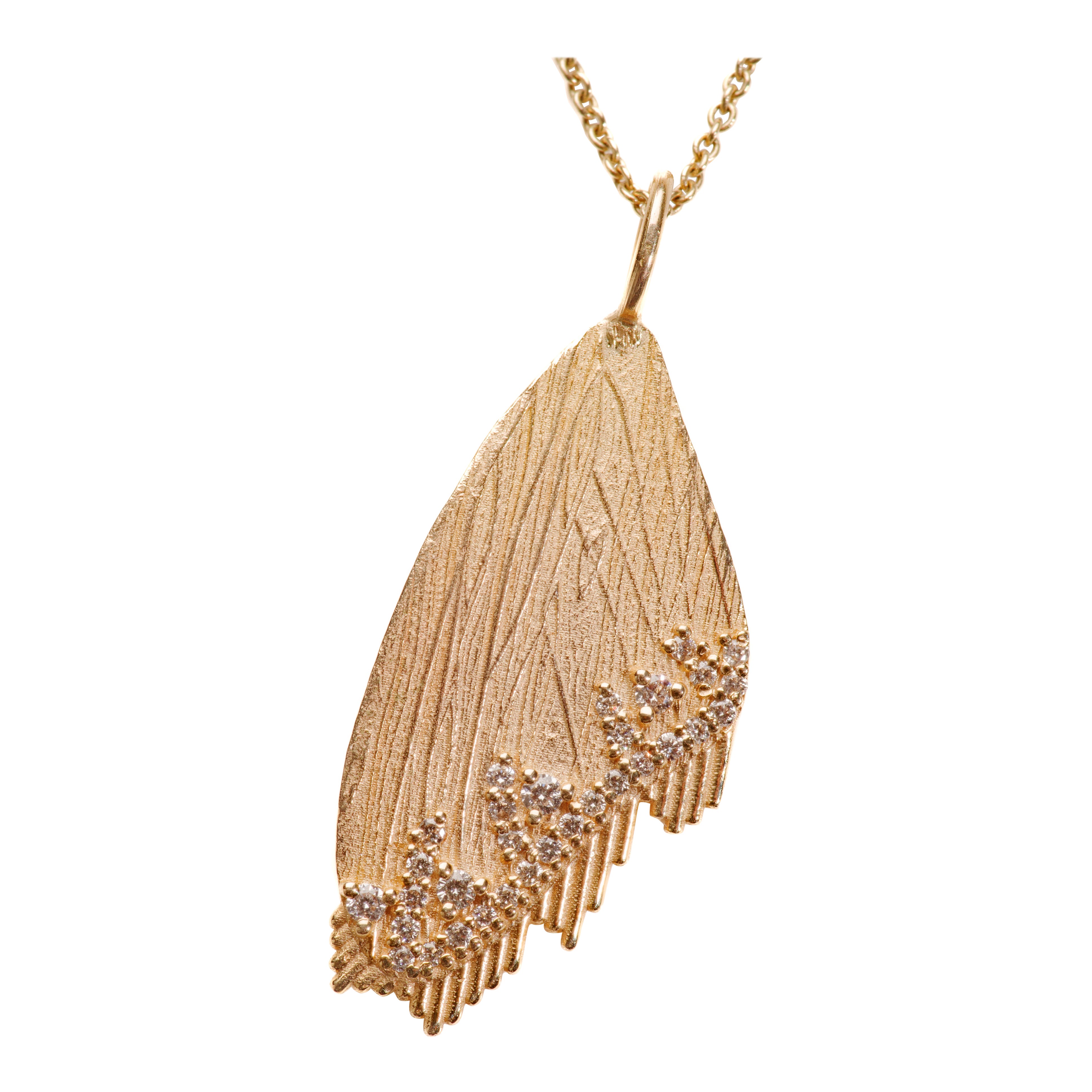 Collana con ciondolo in oro giallo 14K con diamante a forma di ala di farfalla in vendita