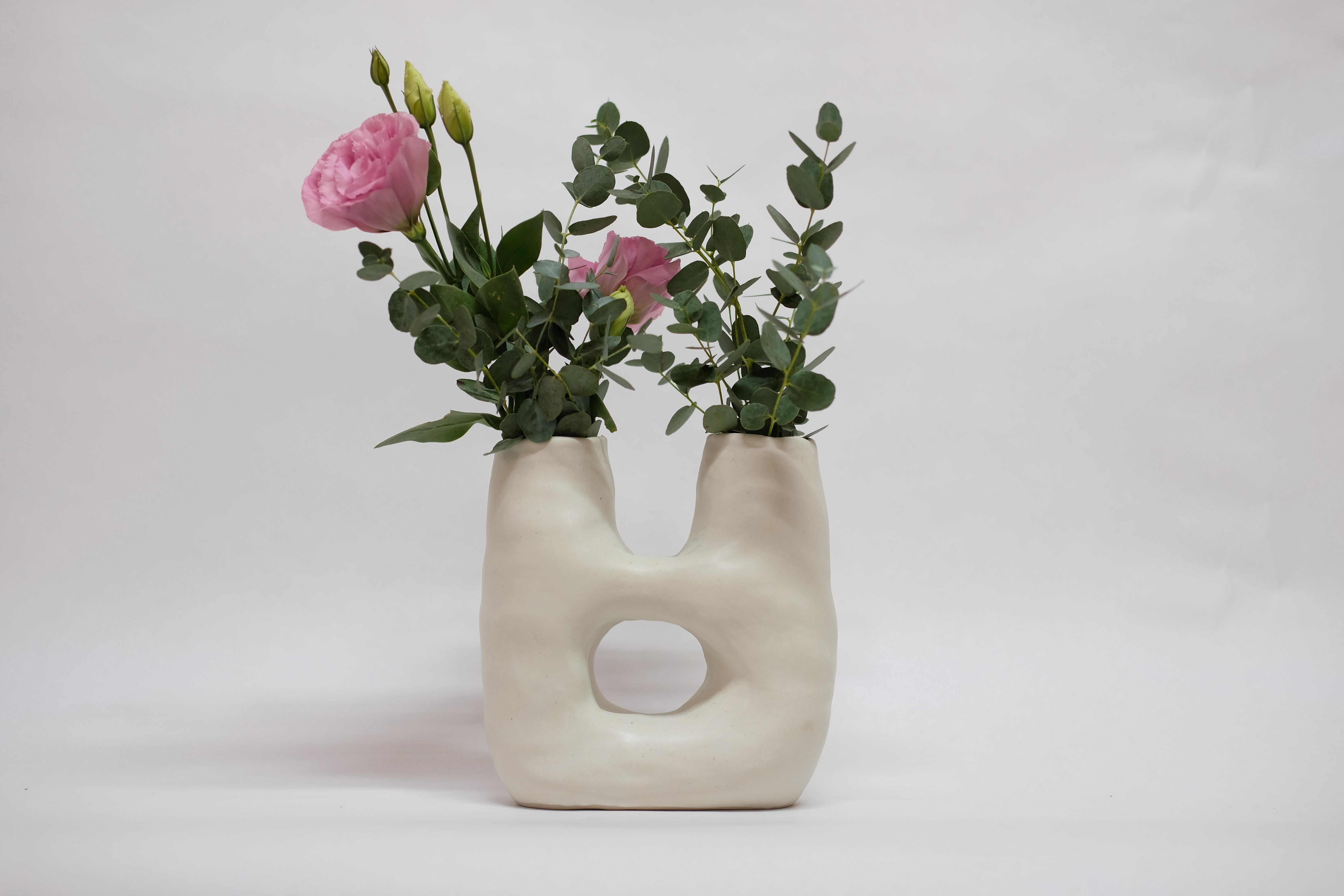 Buttermilk Dual No.2 Stoneware Vase by Camila Apaez In New Condition For Sale In Geneve, CH