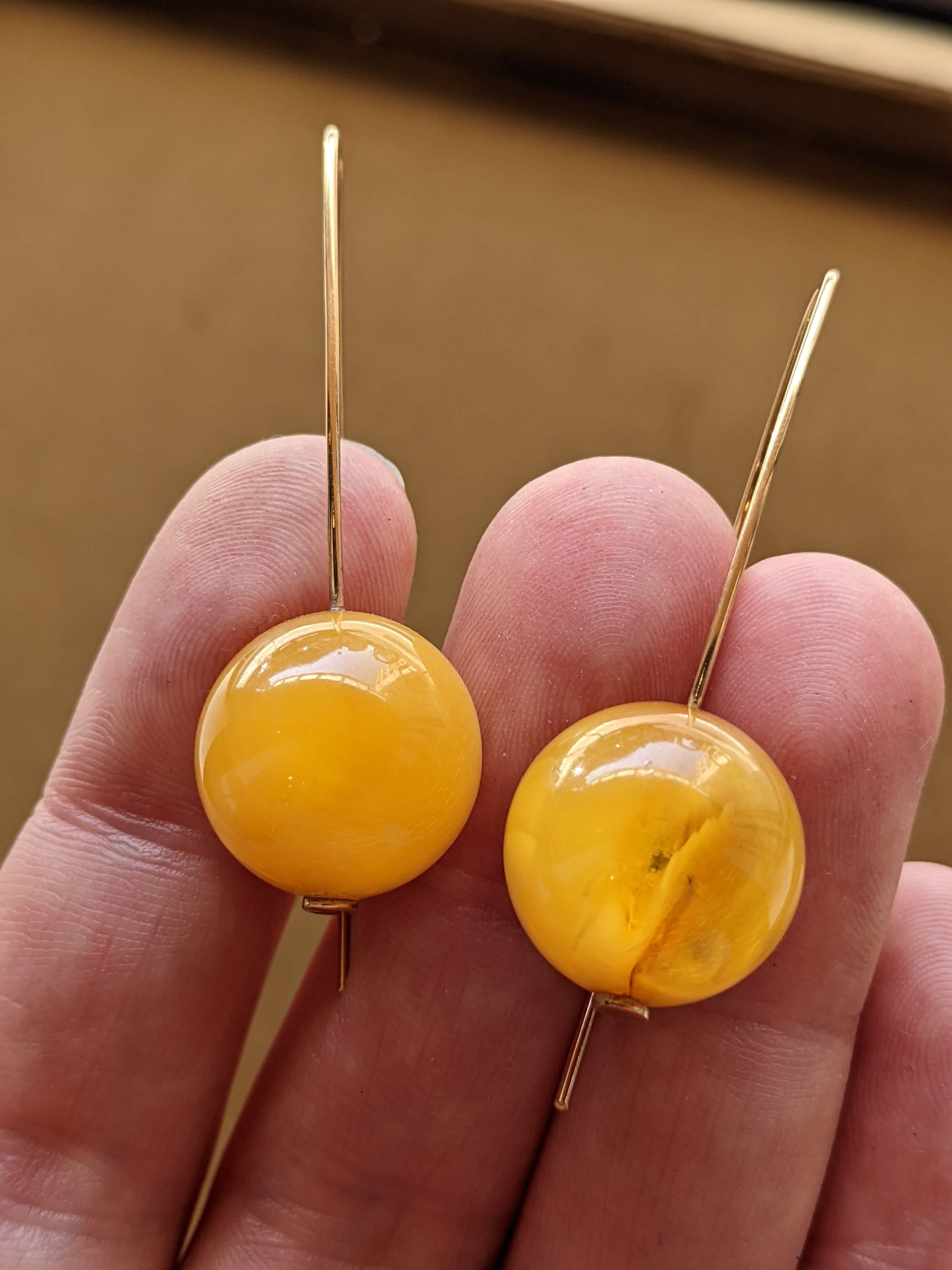 Tropfenohrringe aus Gelbgold mit Bernsteinperlen von Butterscotch (Perle) im Angebot
