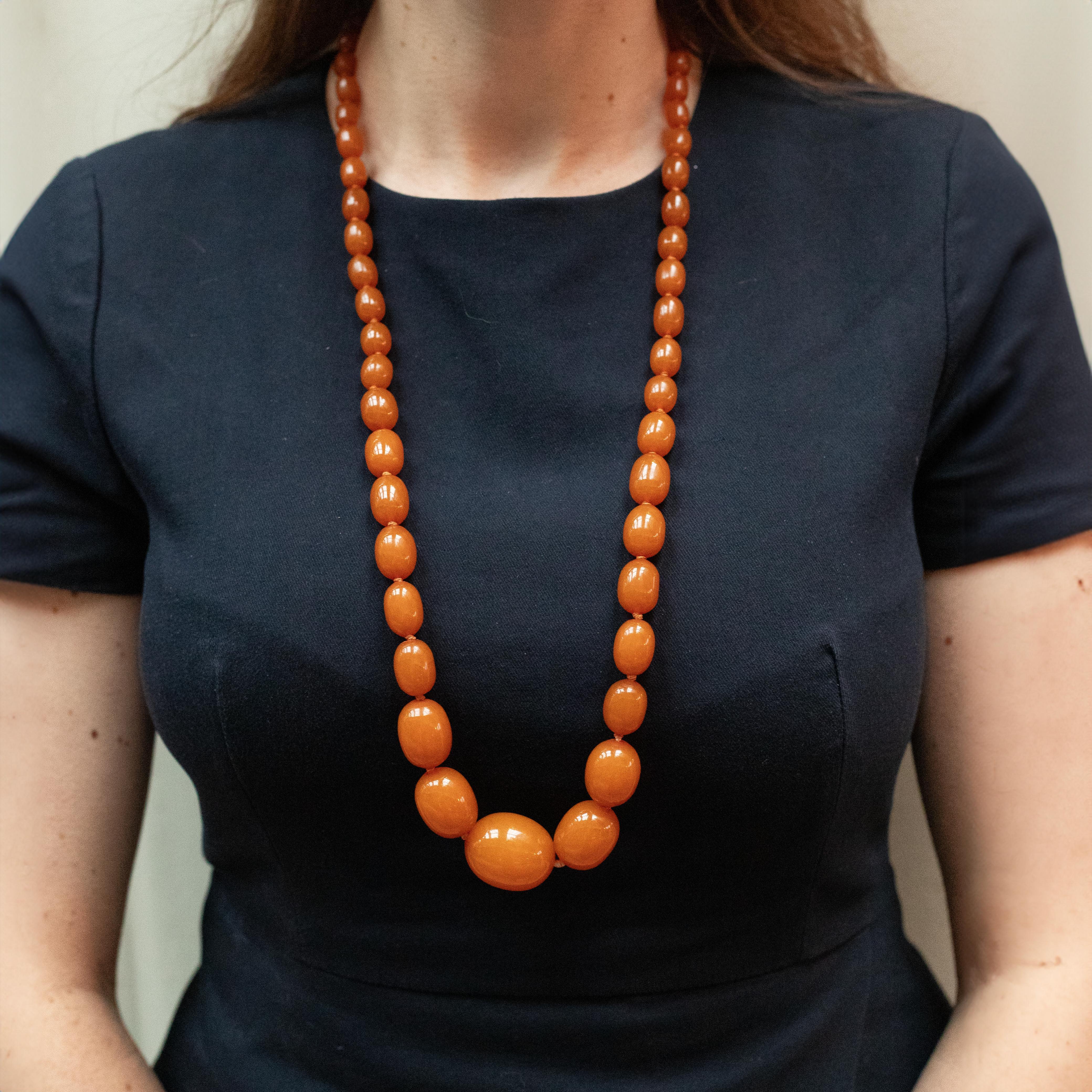Butterscotch Amber Graduated Long Bead Necklace 18 Karat Yellow Gold Clasp In Good Condition For Sale In London, GB
