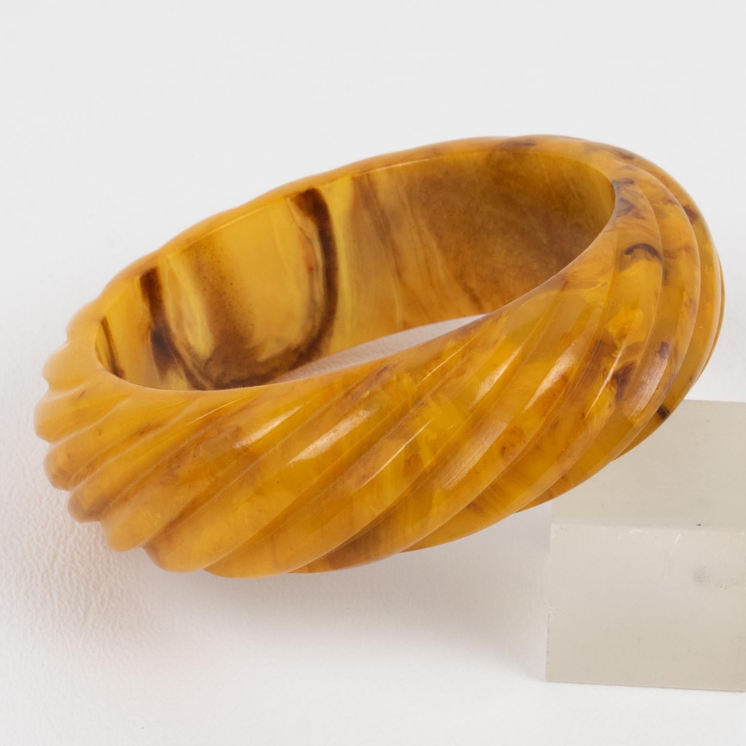 De las mujeres Pulsera de baquelita marrón y caramelo con talla en venta