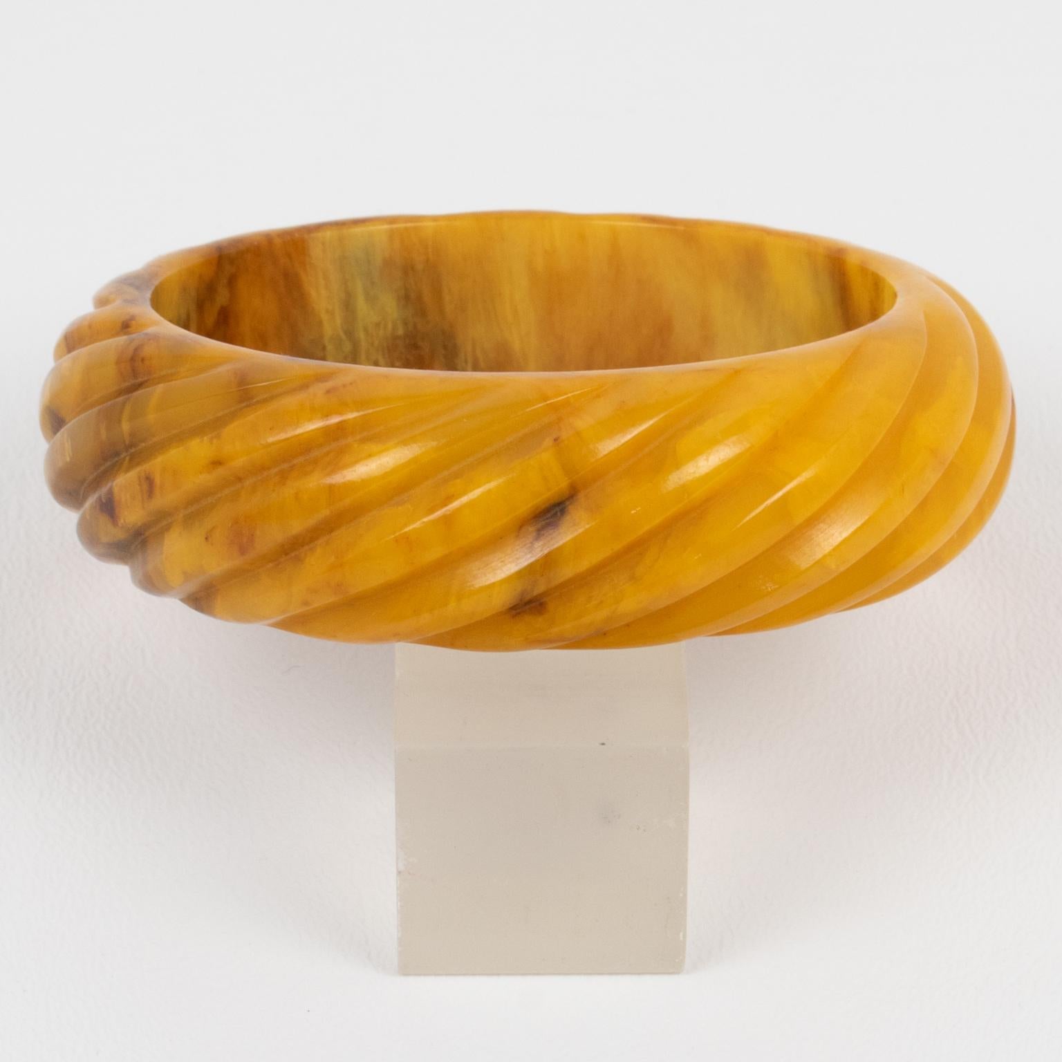 Pulsera de baquelita marrón y caramelo con talla en venta 2
