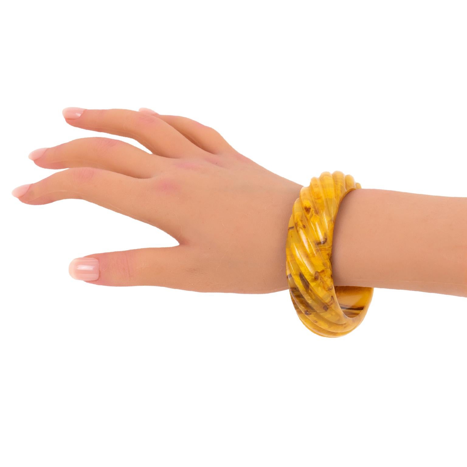Pulsera de baquelita marrón y caramelo con talla en venta 3